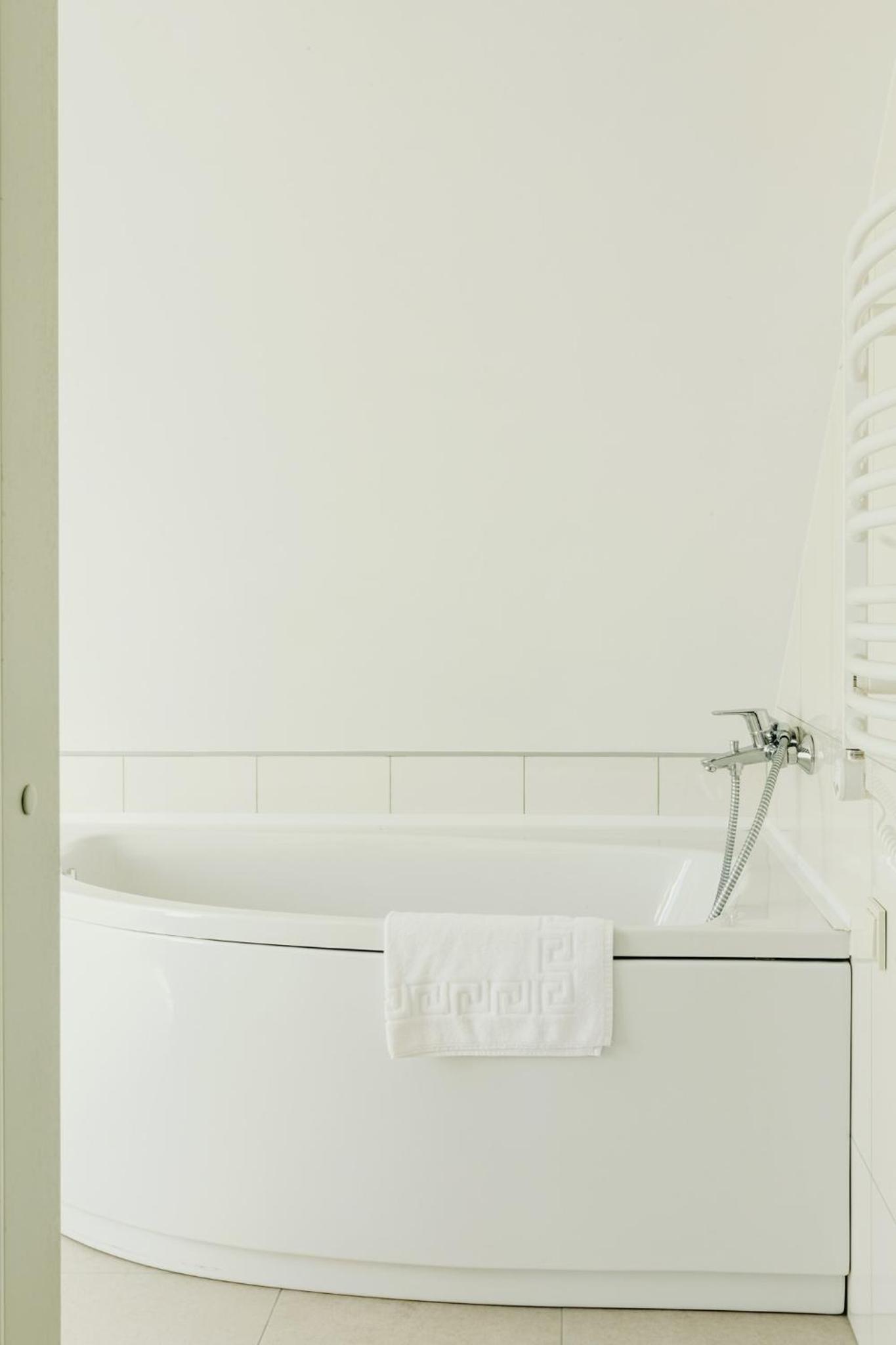 Quadruple Room with Bath - Photo 8