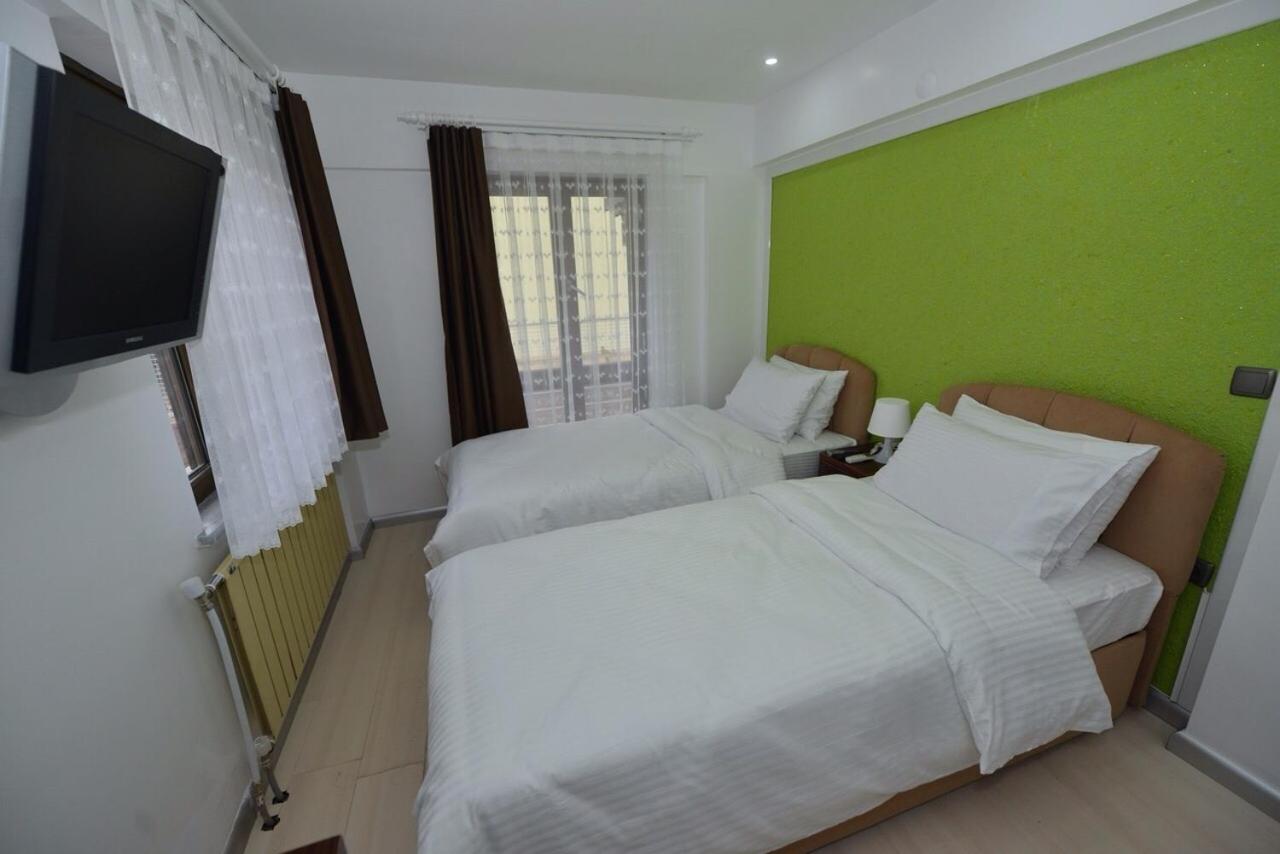 Double or Twin Room with Private Bathroom photo 3