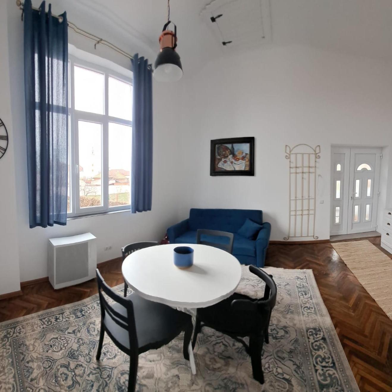 One-Bedroom Apartment photo 1