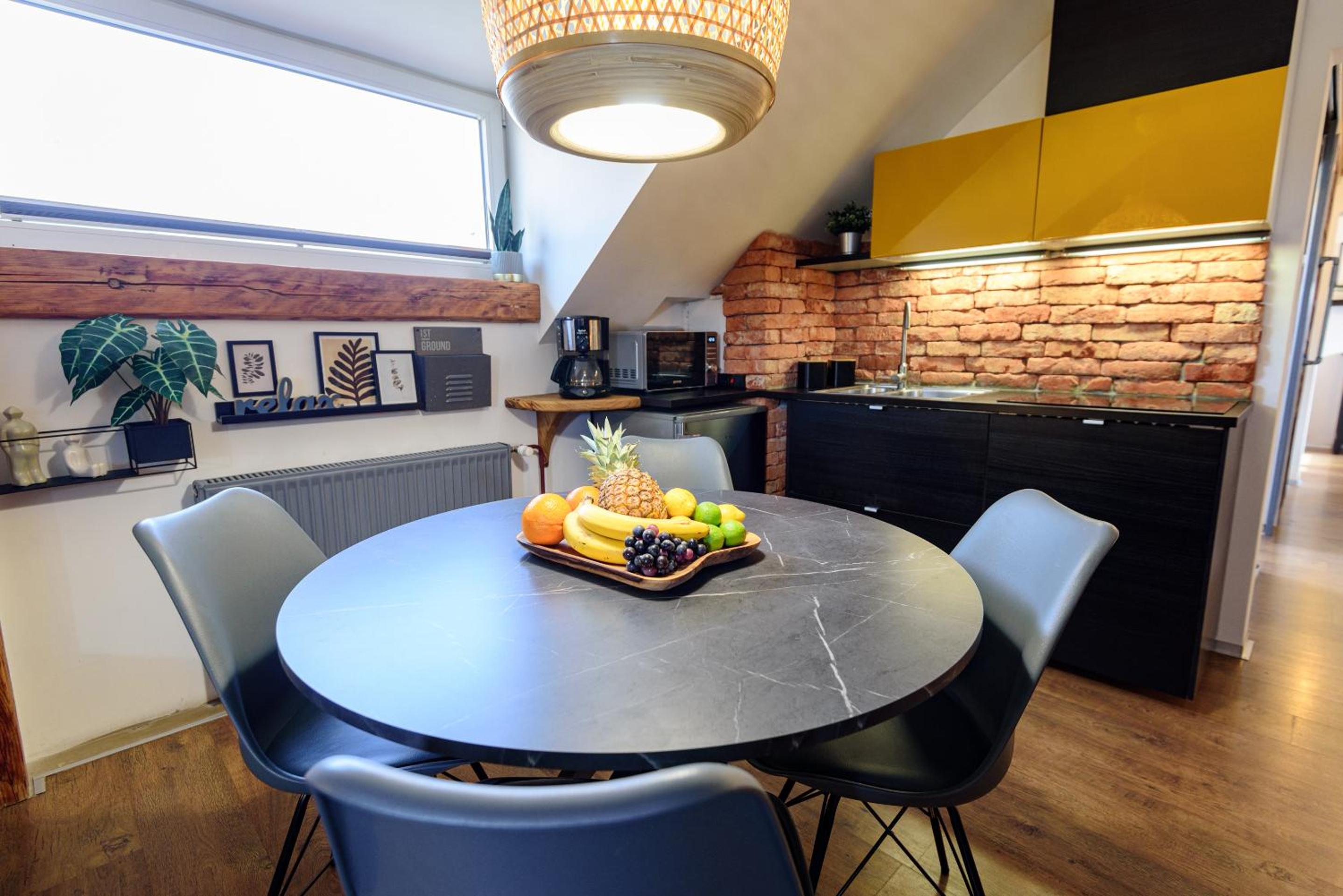 Apartment with Terrace - Photo 11