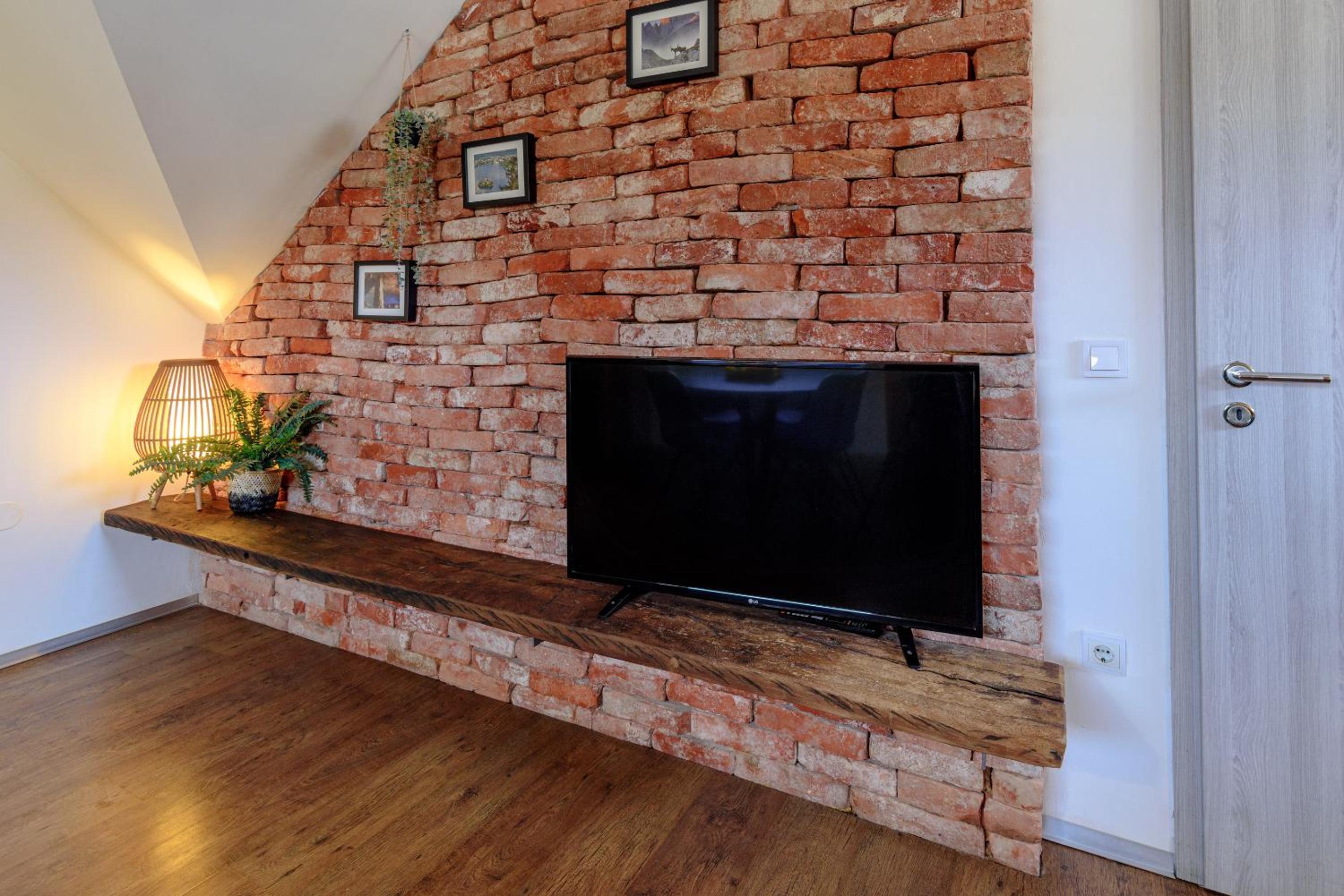 Apartment with Terrace - Photo 15