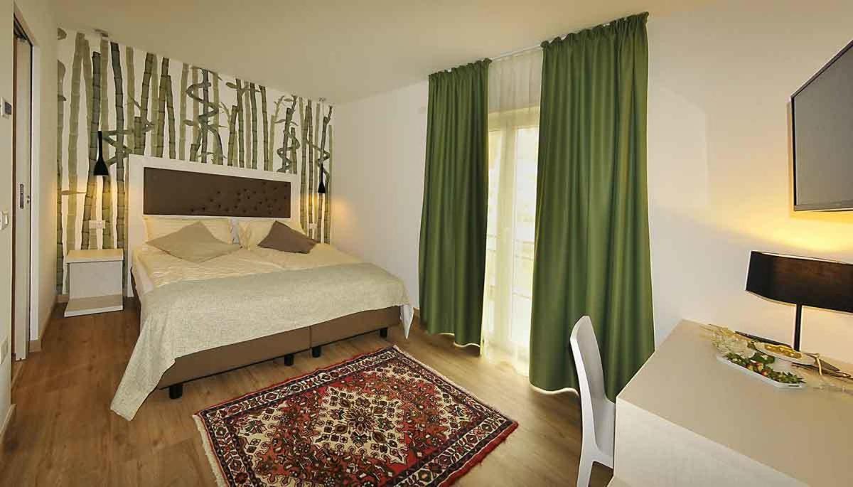 Deluxe Double Room - Photo 12