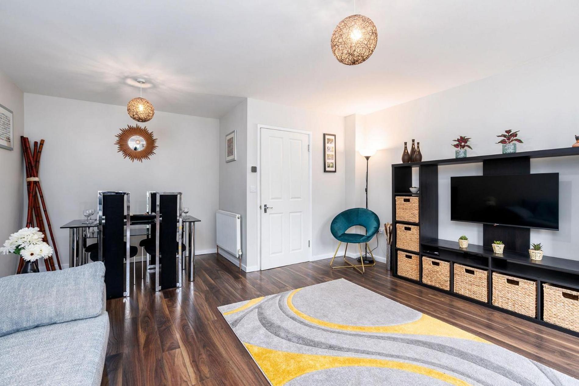 Three-Bedroom House photo 3