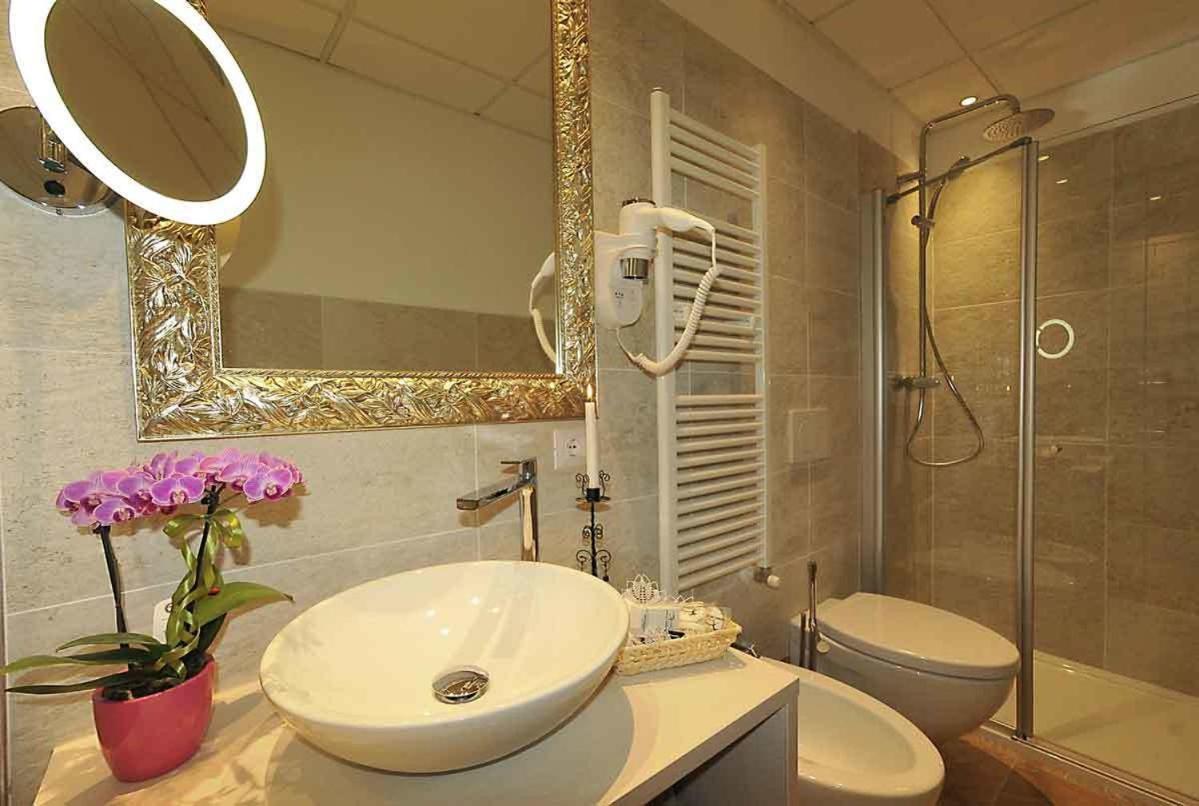 Deluxe Double Room - Photo 8