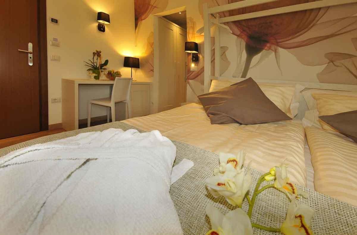 Deluxe Double Room - Photo 9