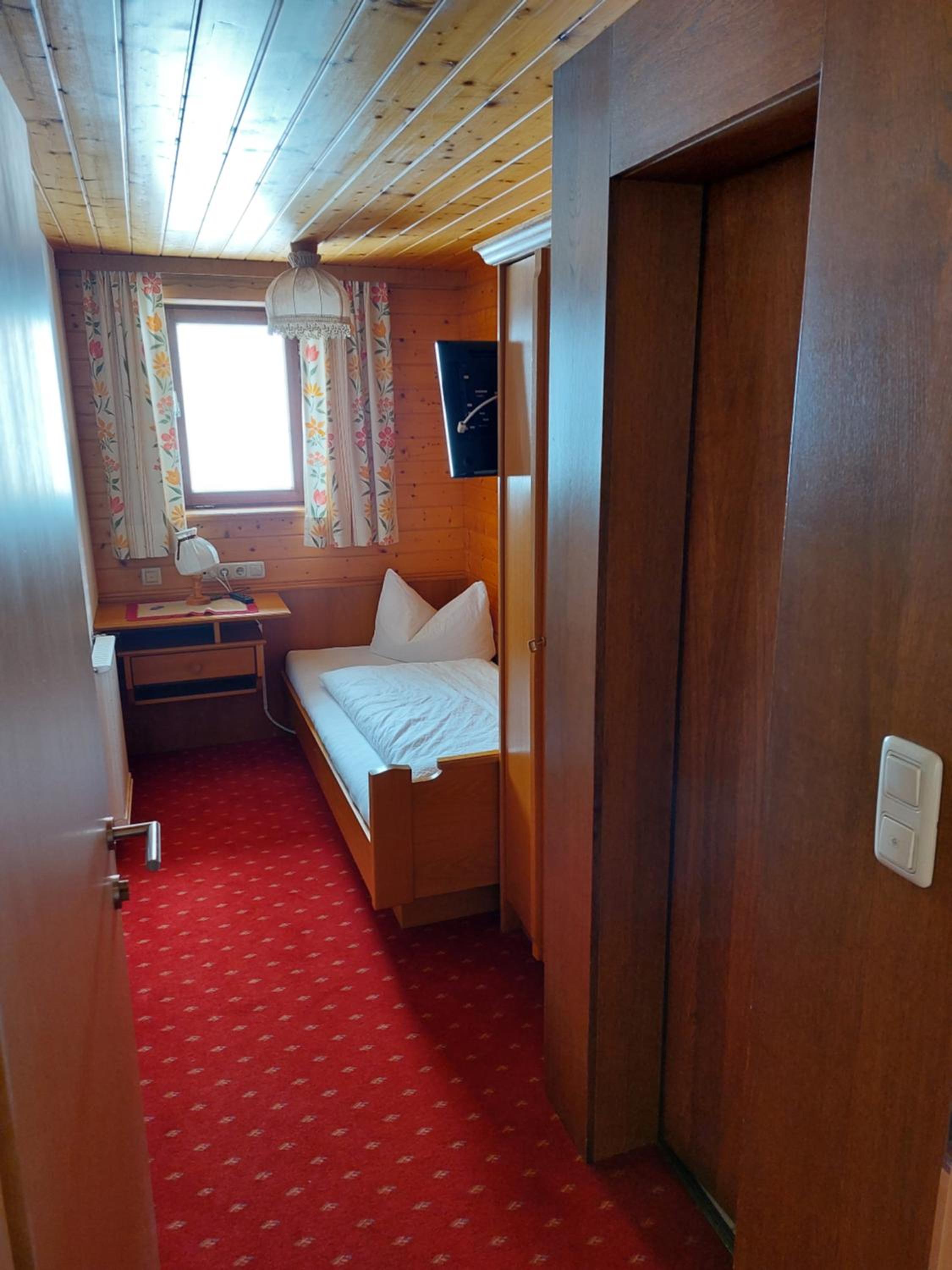 Small Single Room photo 1
