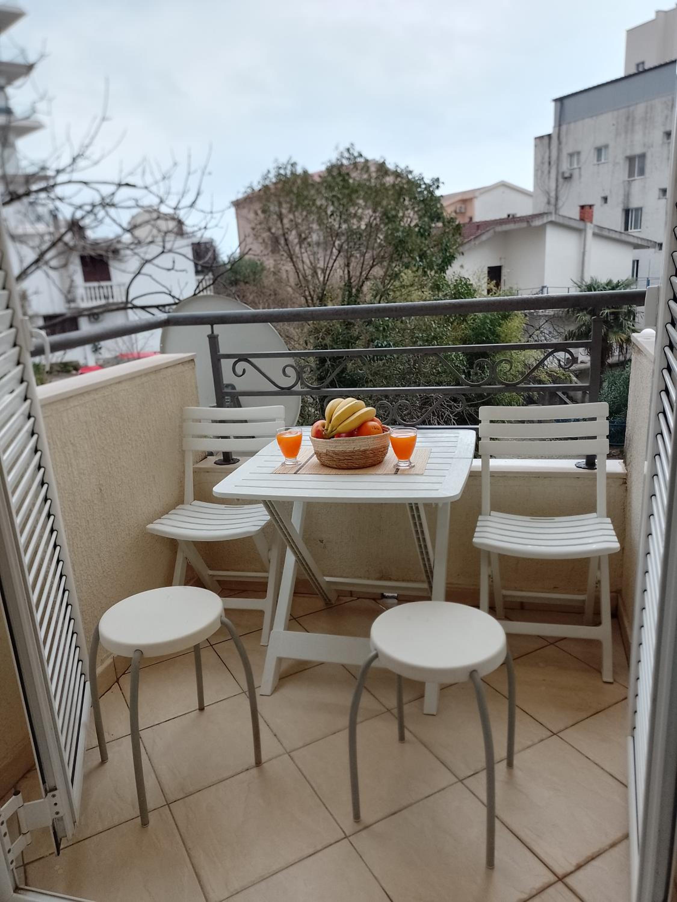 Apartment with Balcony photo 2