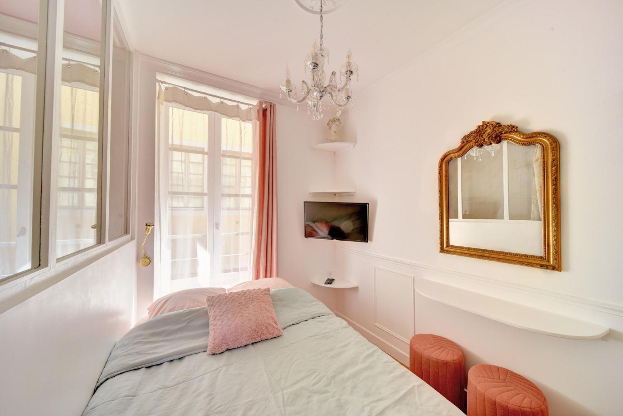 Apartment with bathtub photo 2