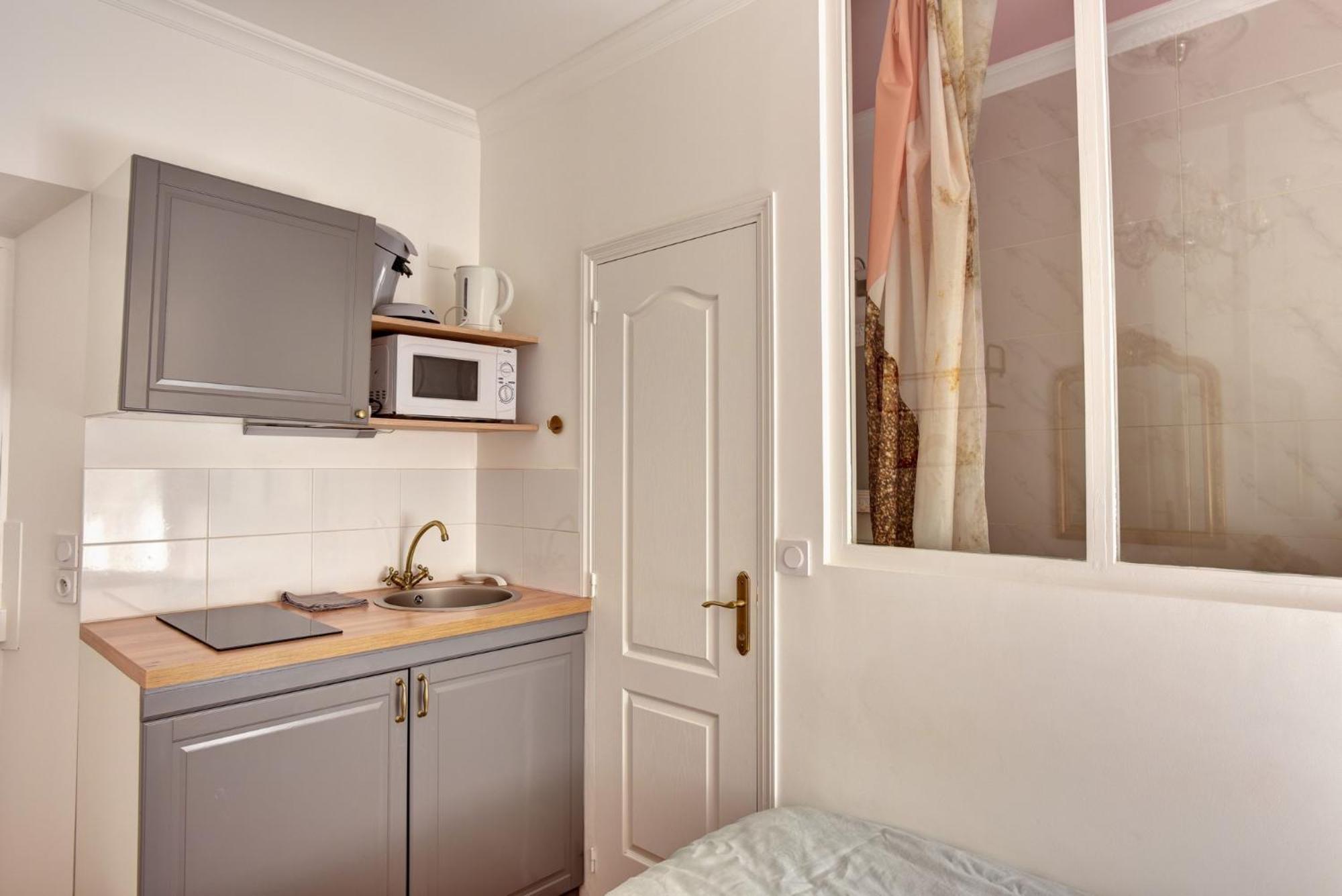 Apartment with bathtub photo 3