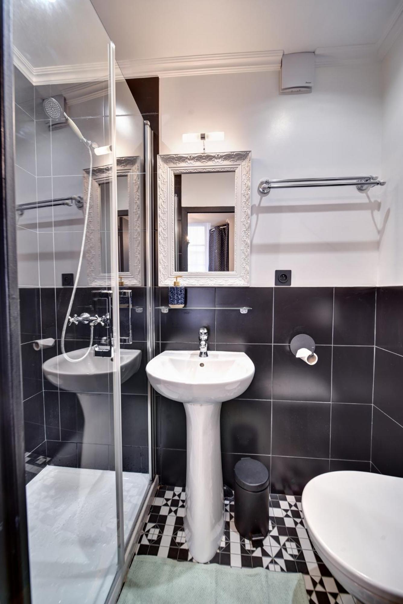 Apartment with Shower photo 2