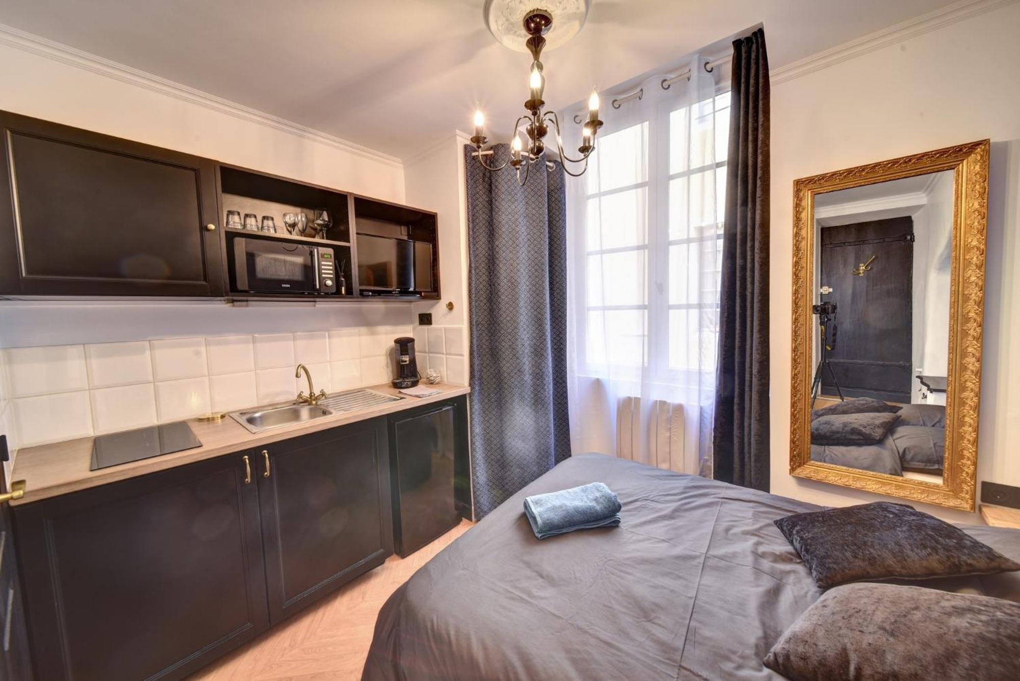 Apartment with Shower photo 1