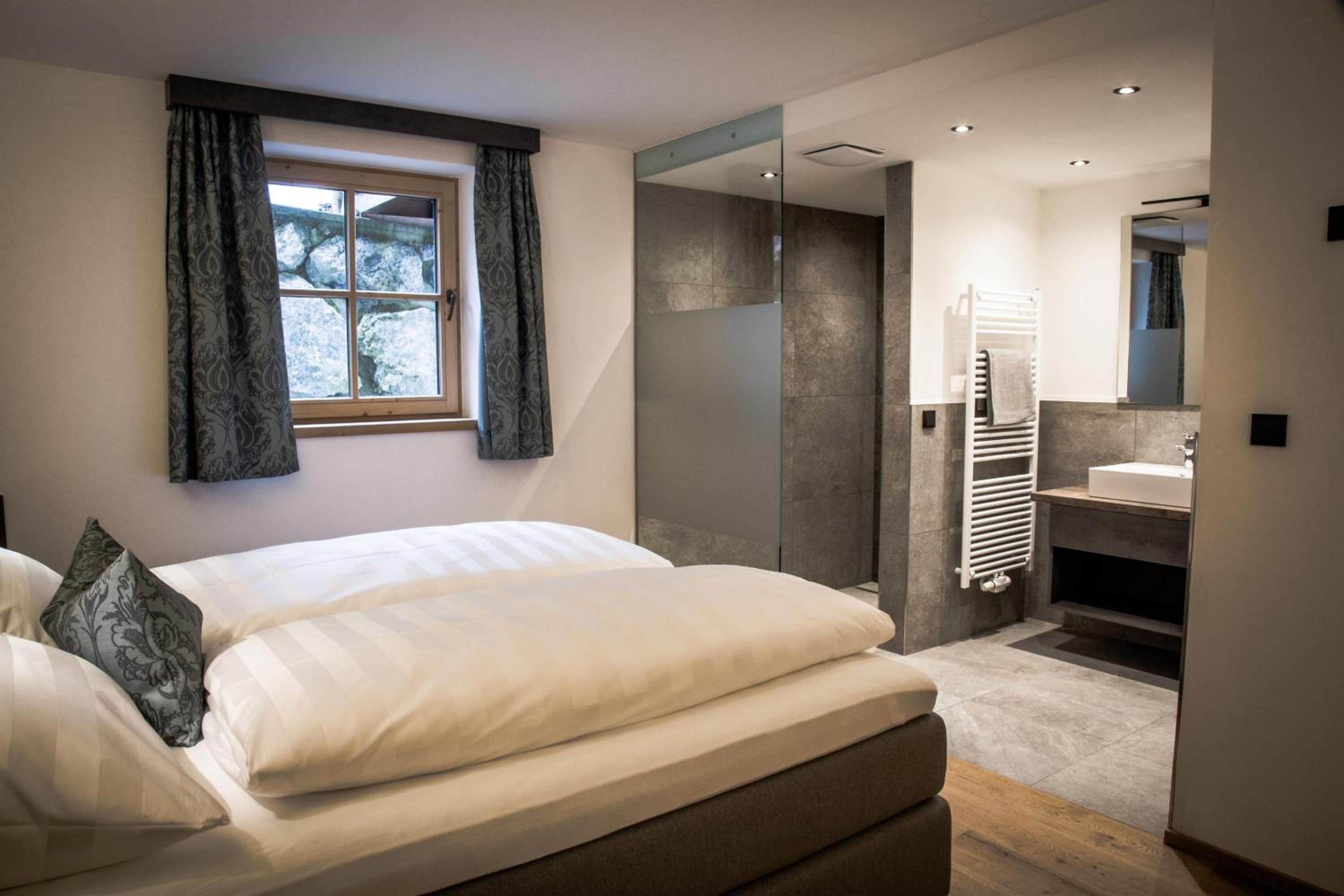 Two-Bedroom Apartment with Bath photo 1