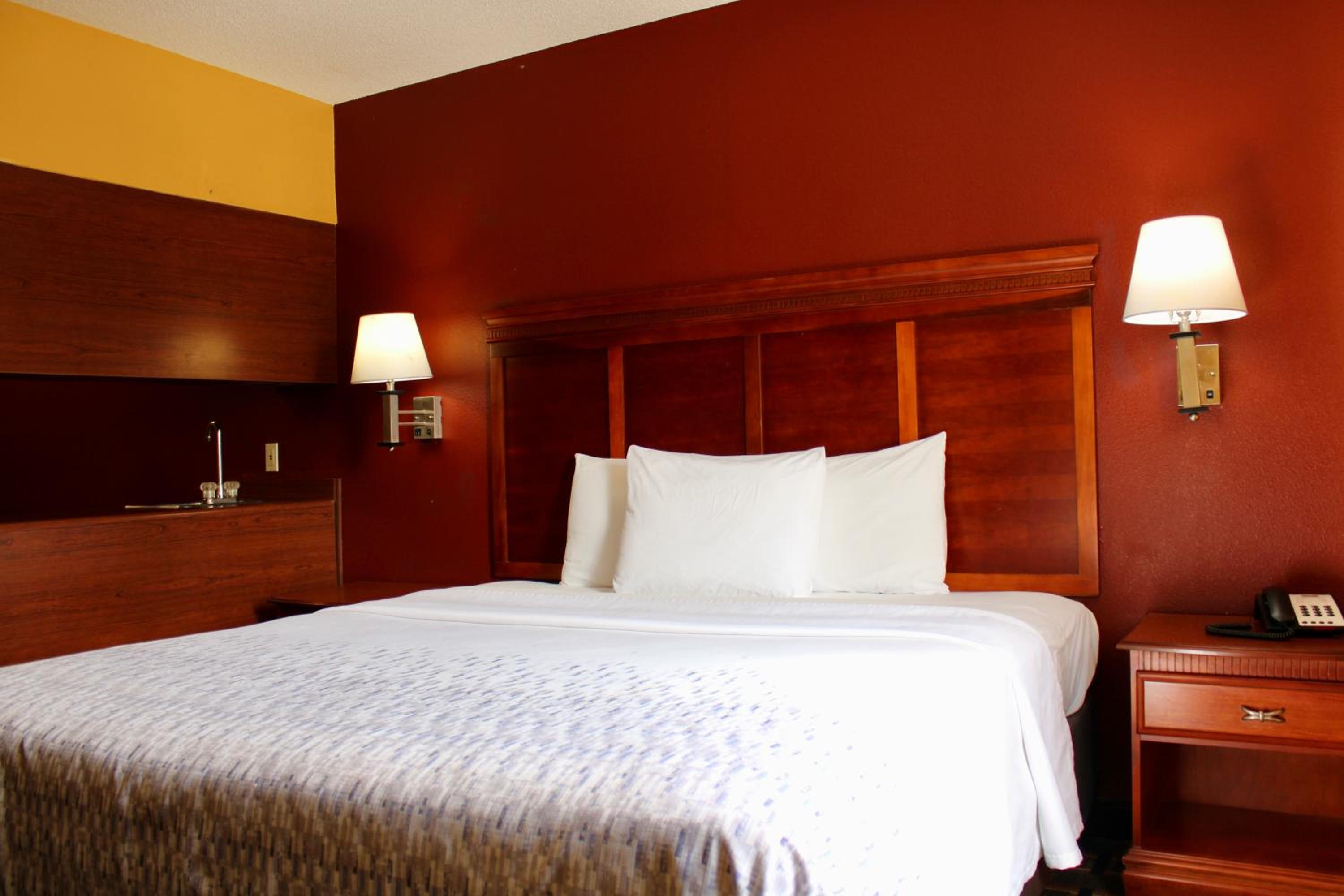 King Suite - Non-Smoking - Photo 7