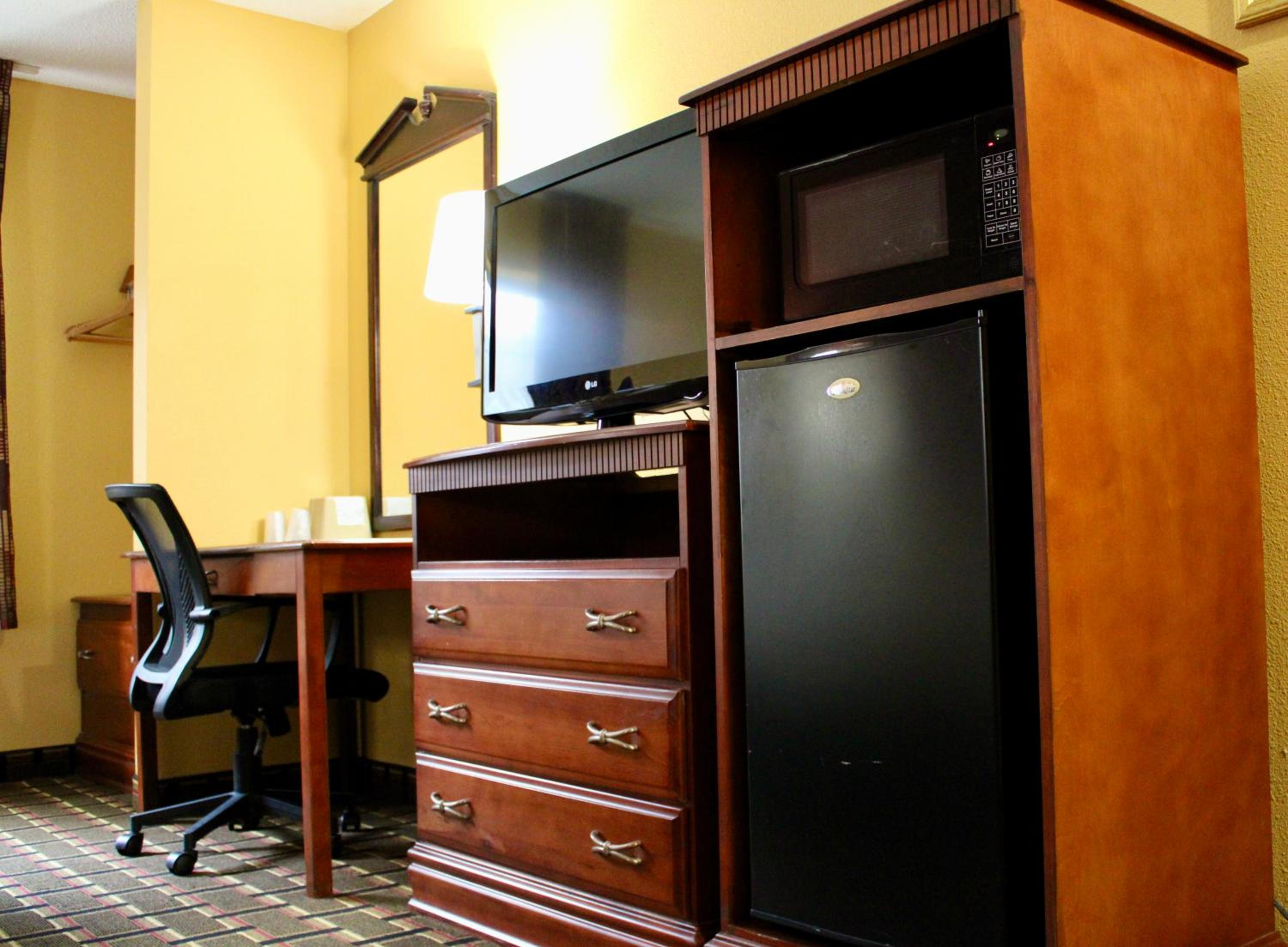 Queen Room with Two Queen Beds - Non-Smoking - Photo 2