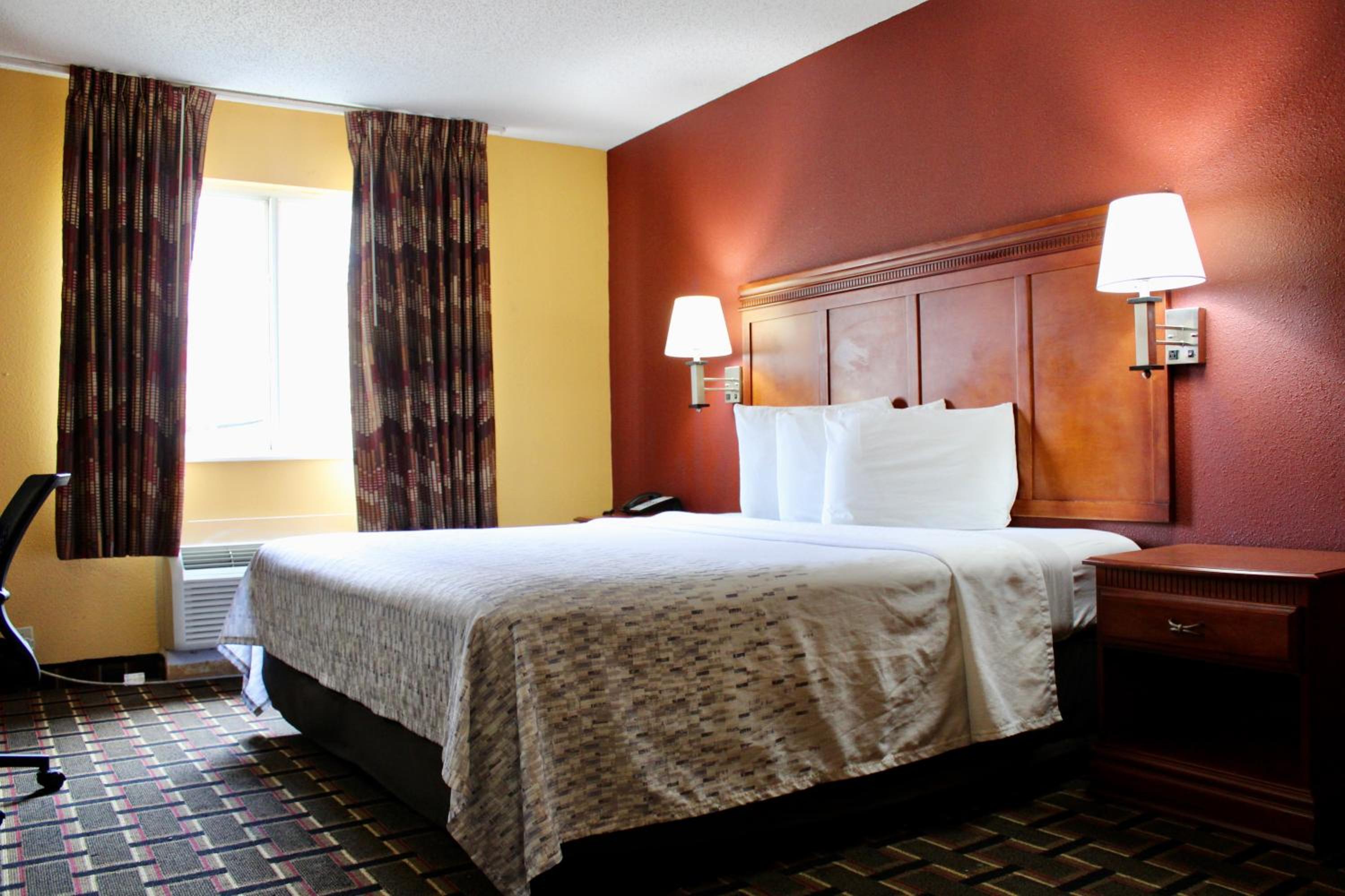 King Suite - Non-Smoking - Photo 5