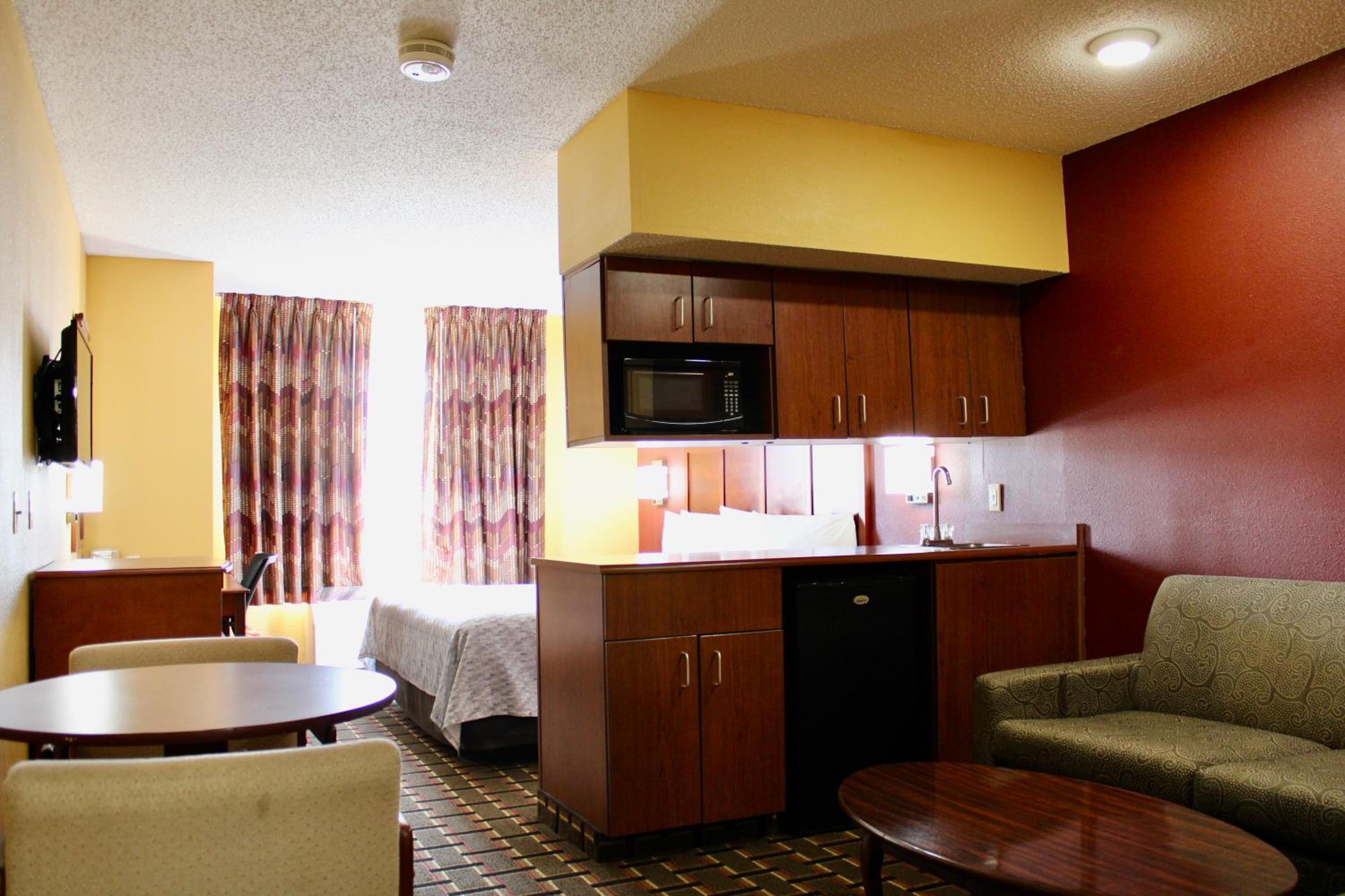 King Suite - Non-Smoking - Photo 4