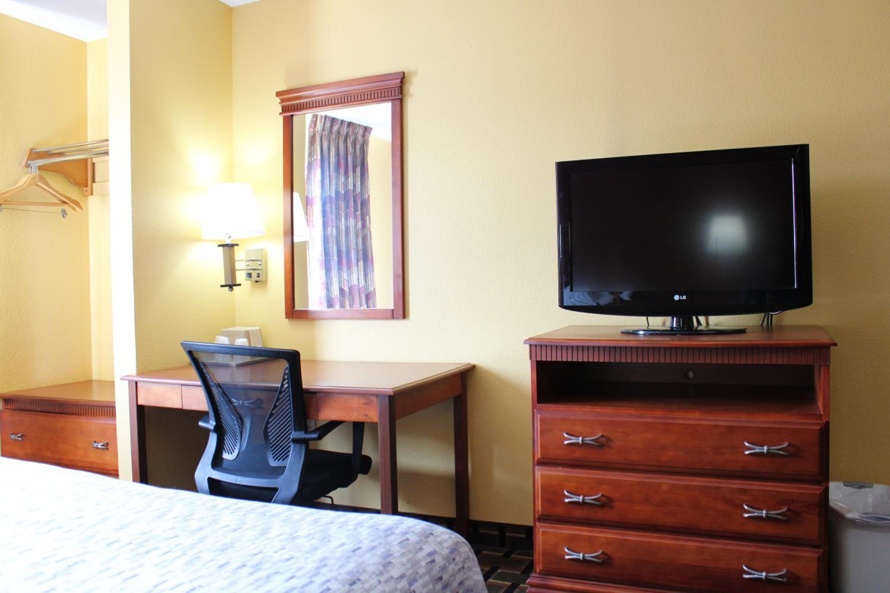 King Suite - Non-Smoking - Photo 13