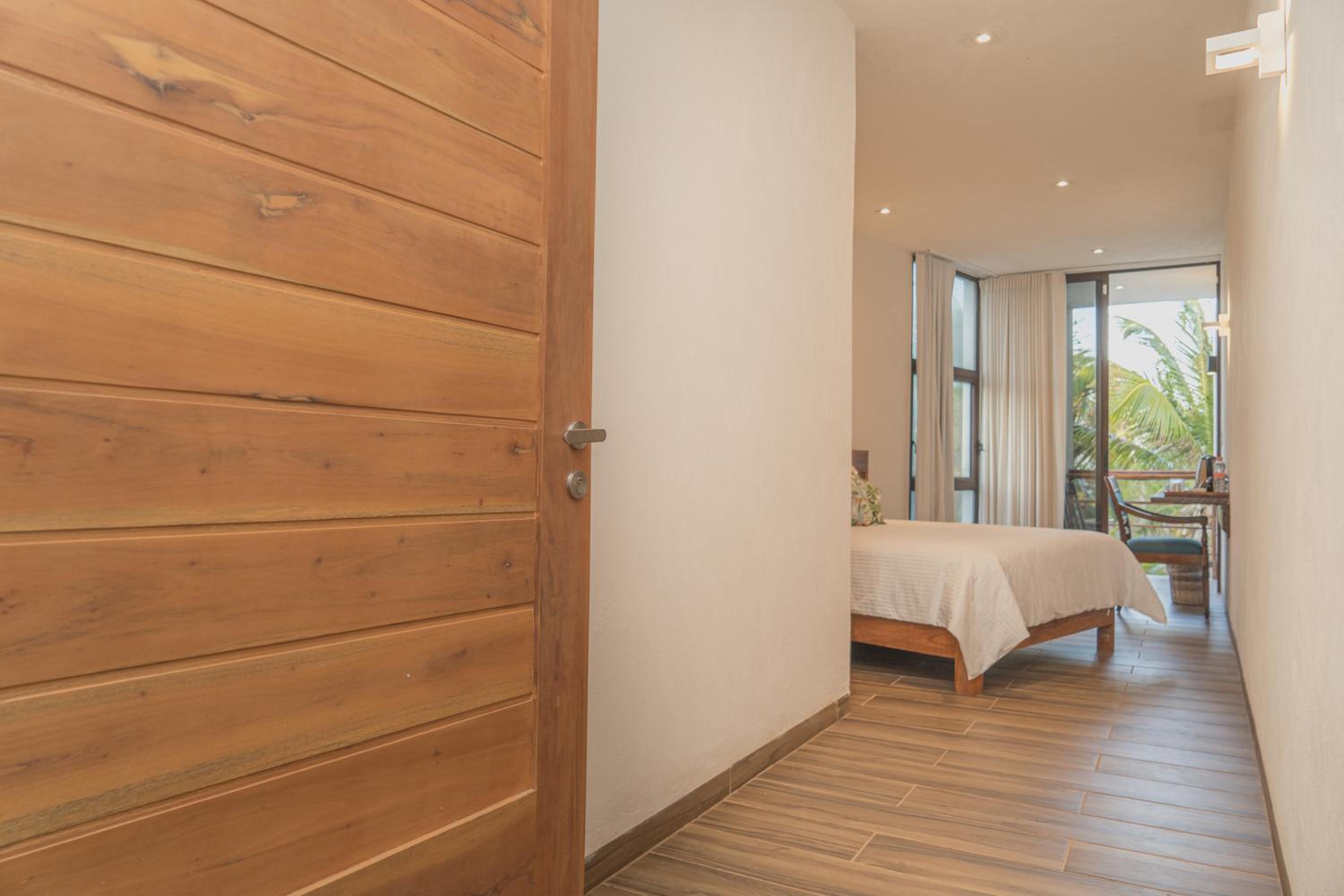 Deluxe Double Room with Side Sea View - Photo 2