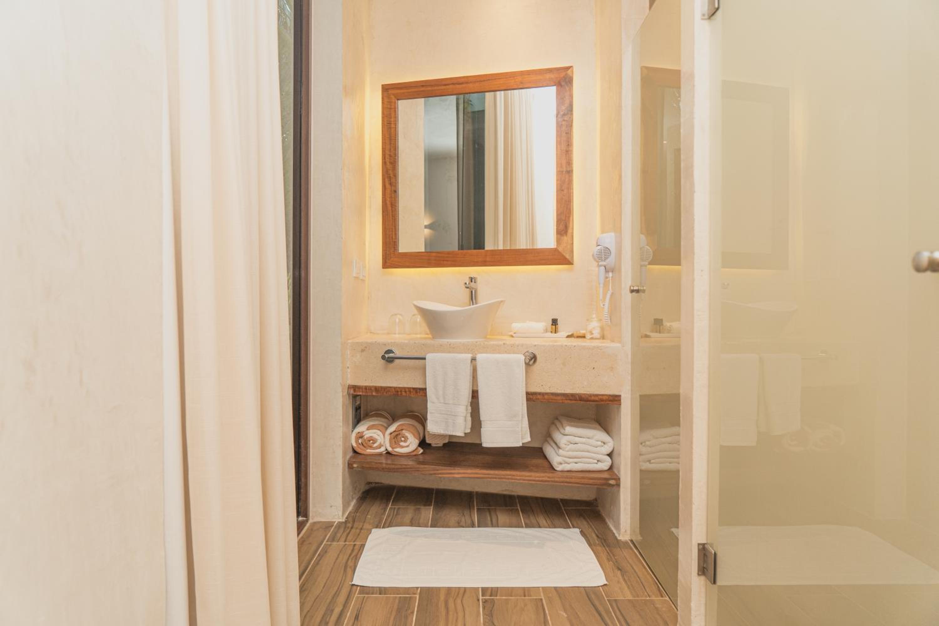 Deluxe Double Room with Side Sea View - Photo 4
