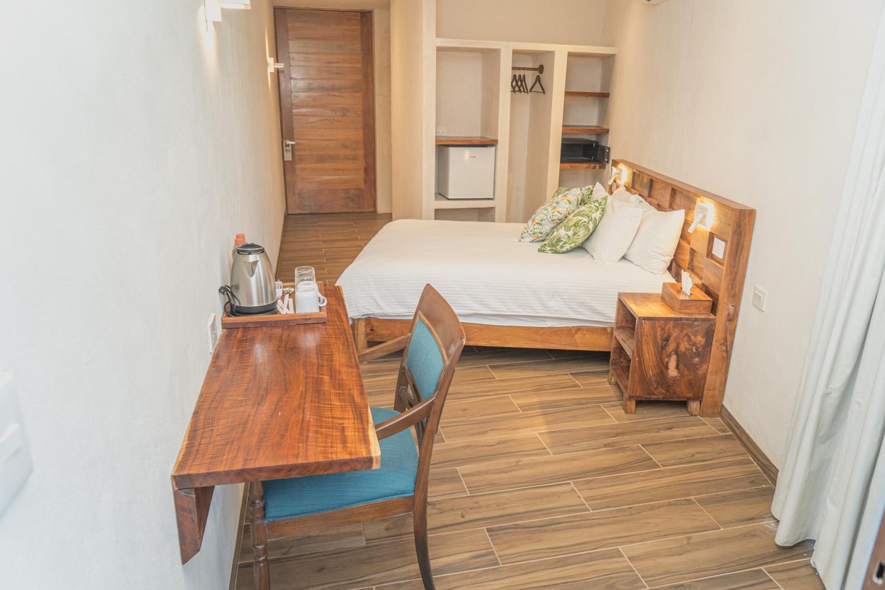 Deluxe Double Room with Side Sea View - Photo 10