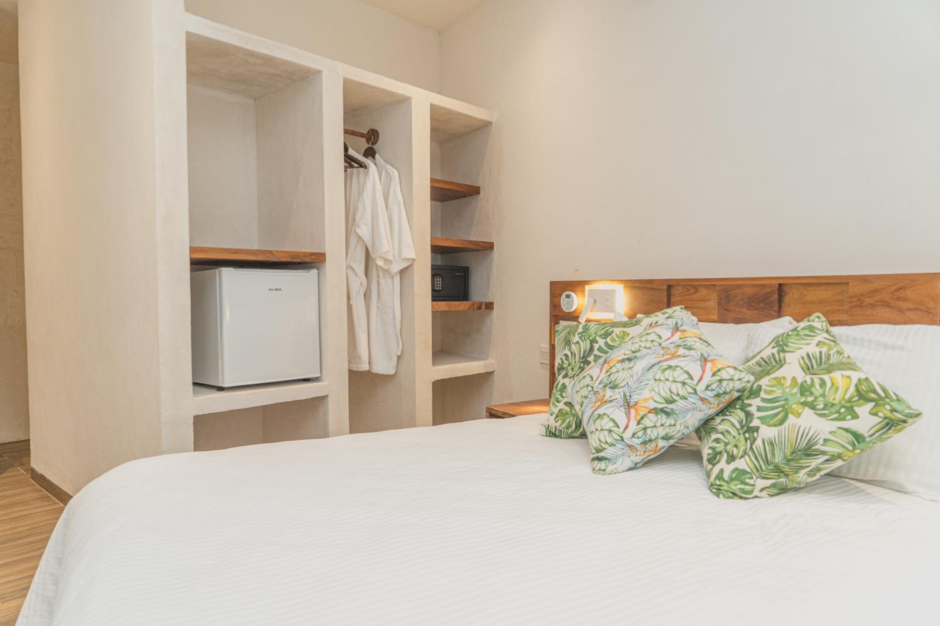 Deluxe Double Room with Side Sea View - Photo 9