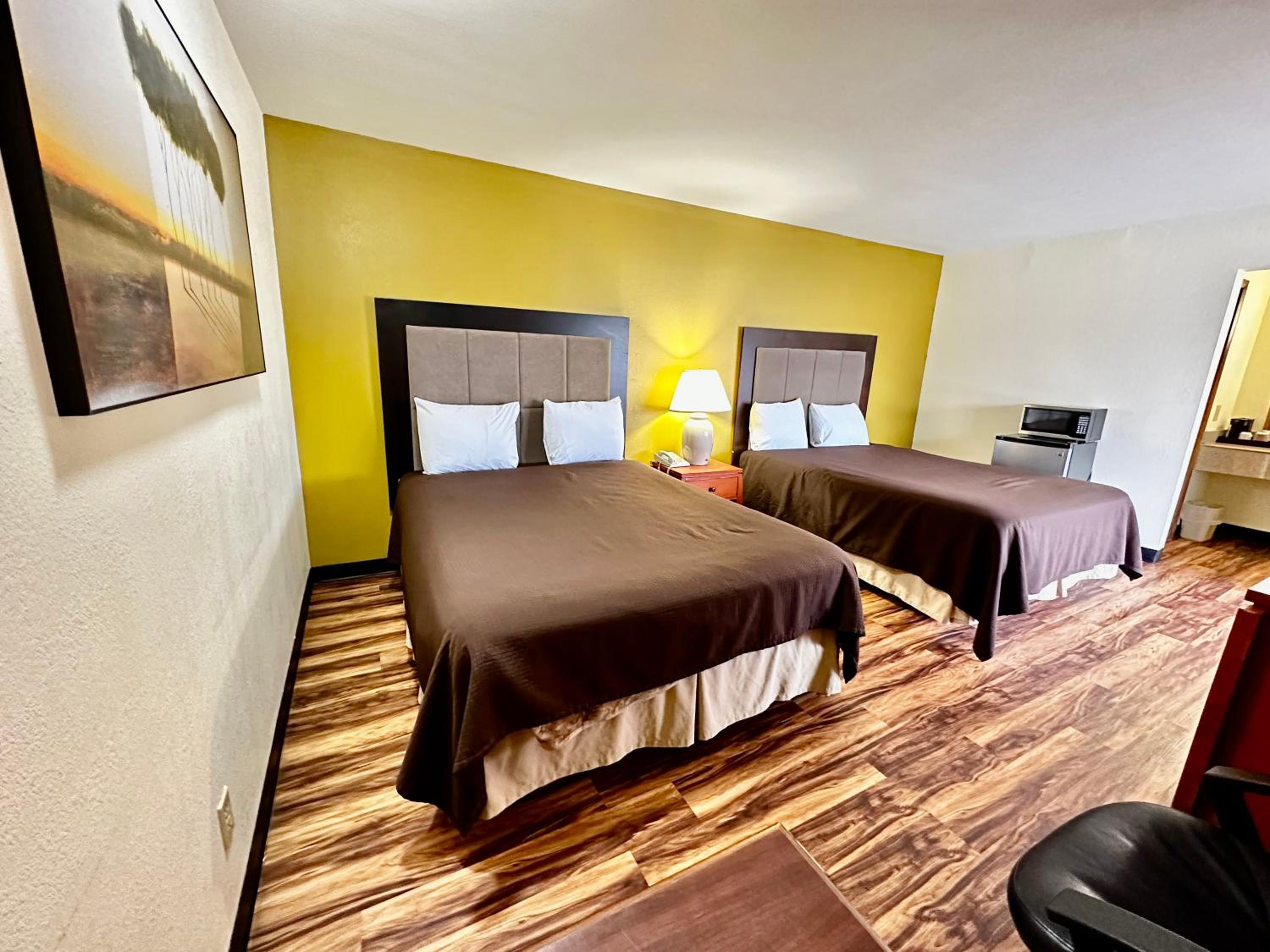 Queen Room with Two Queen Beds photo 2