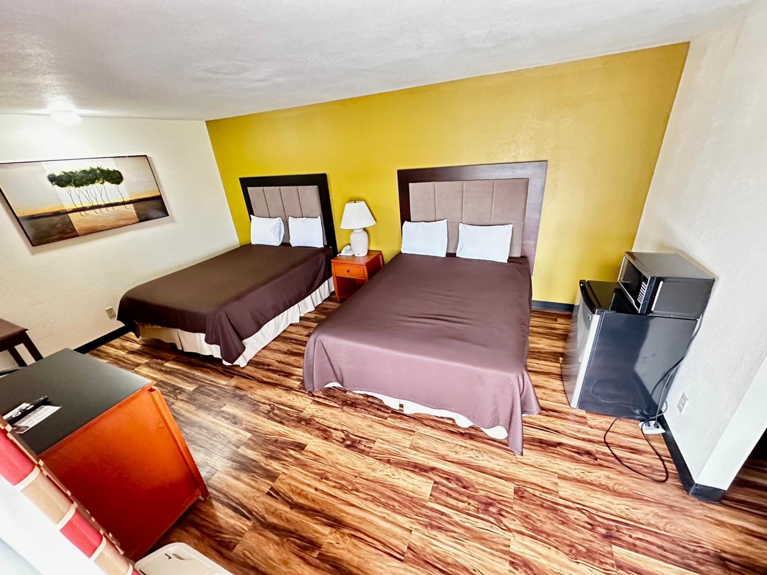 Queen Room with Two Queen Beds photo 3