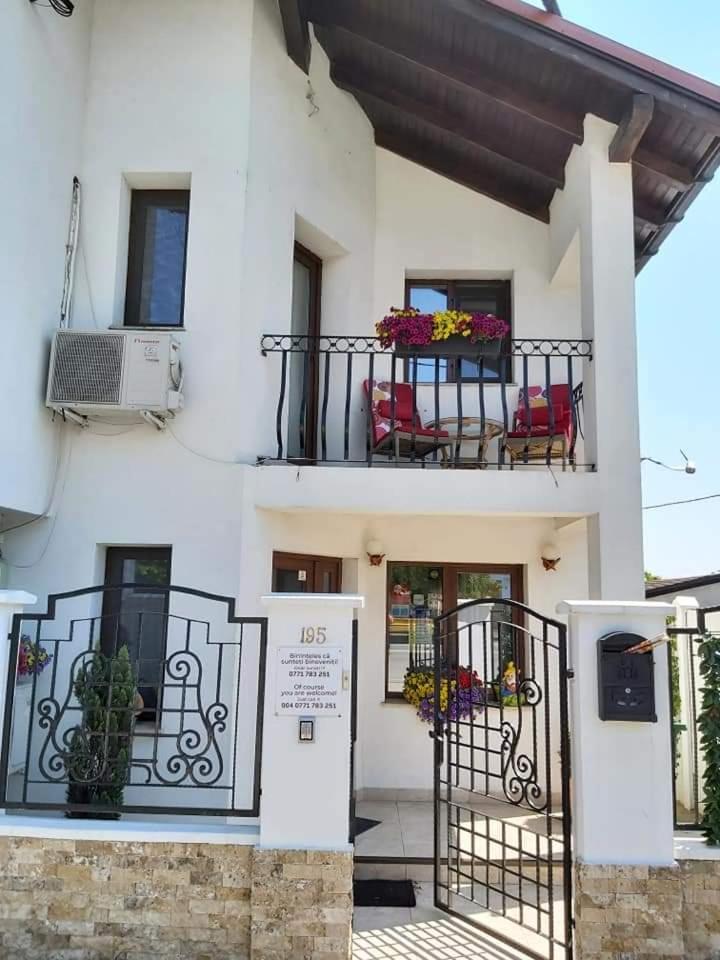 King Room with Balcony - Photo 9
