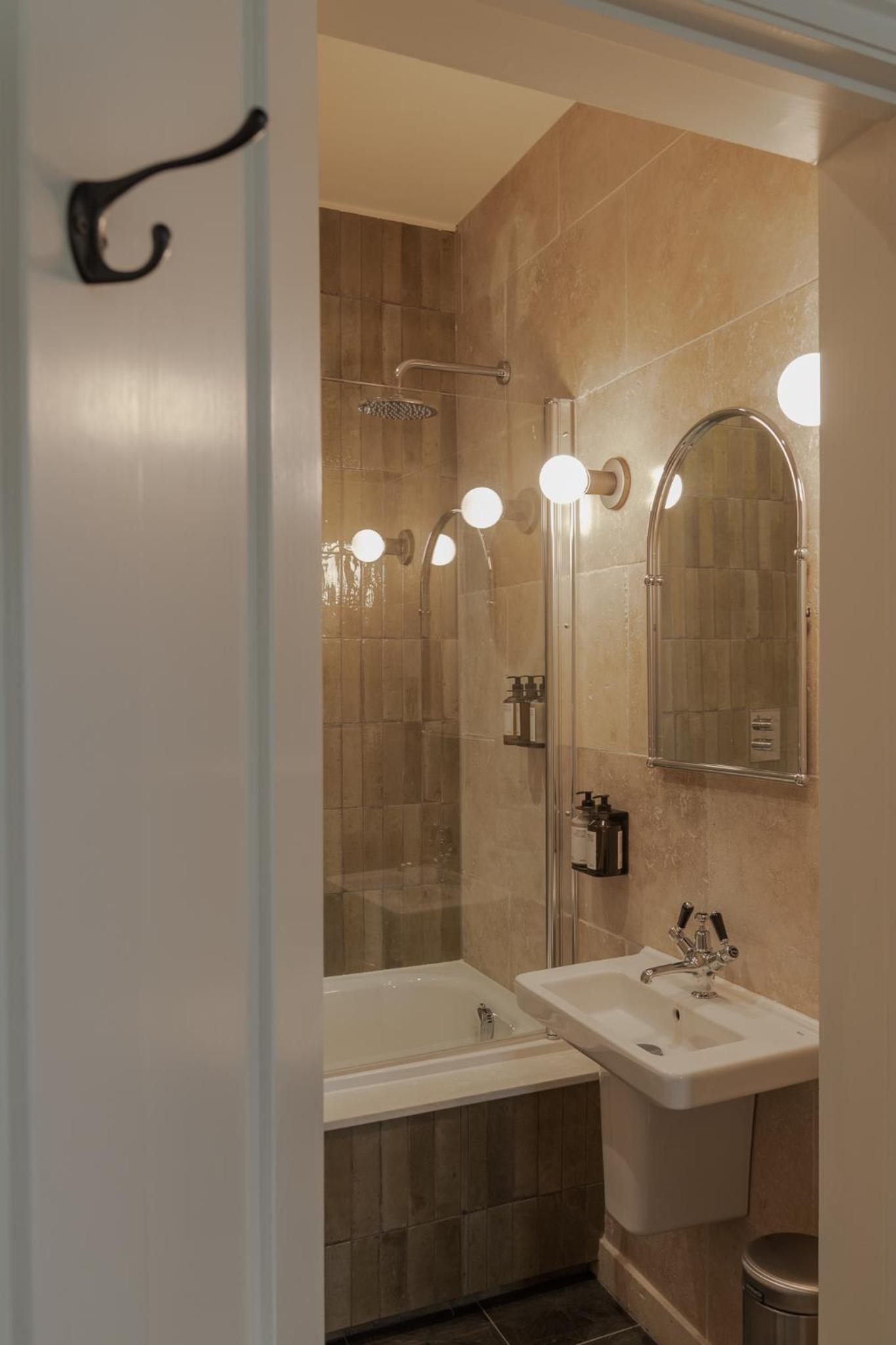 Deluxe Double Room with Bath photo 3