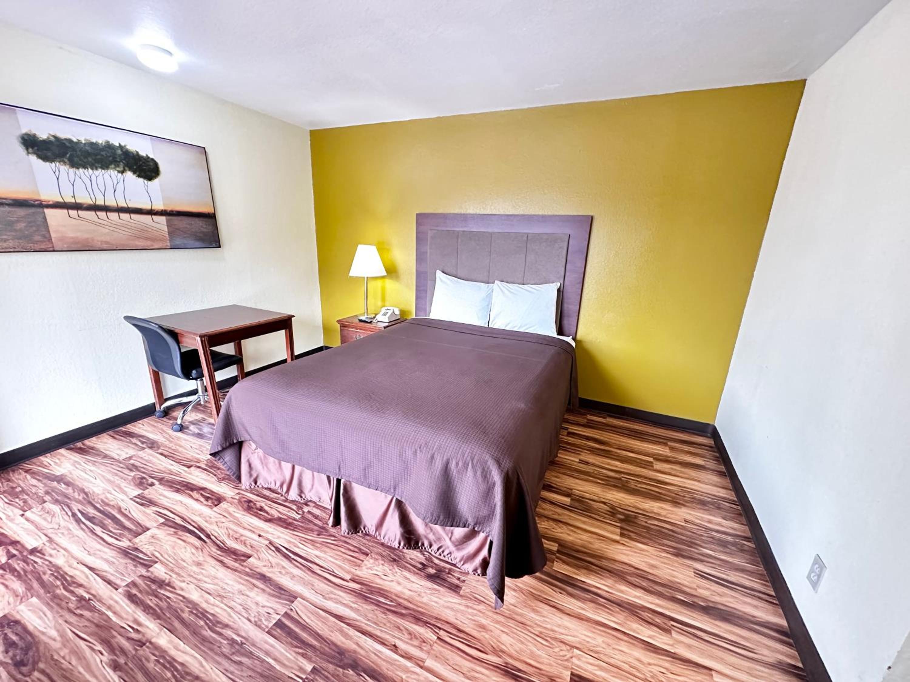 Queen Room photo 1