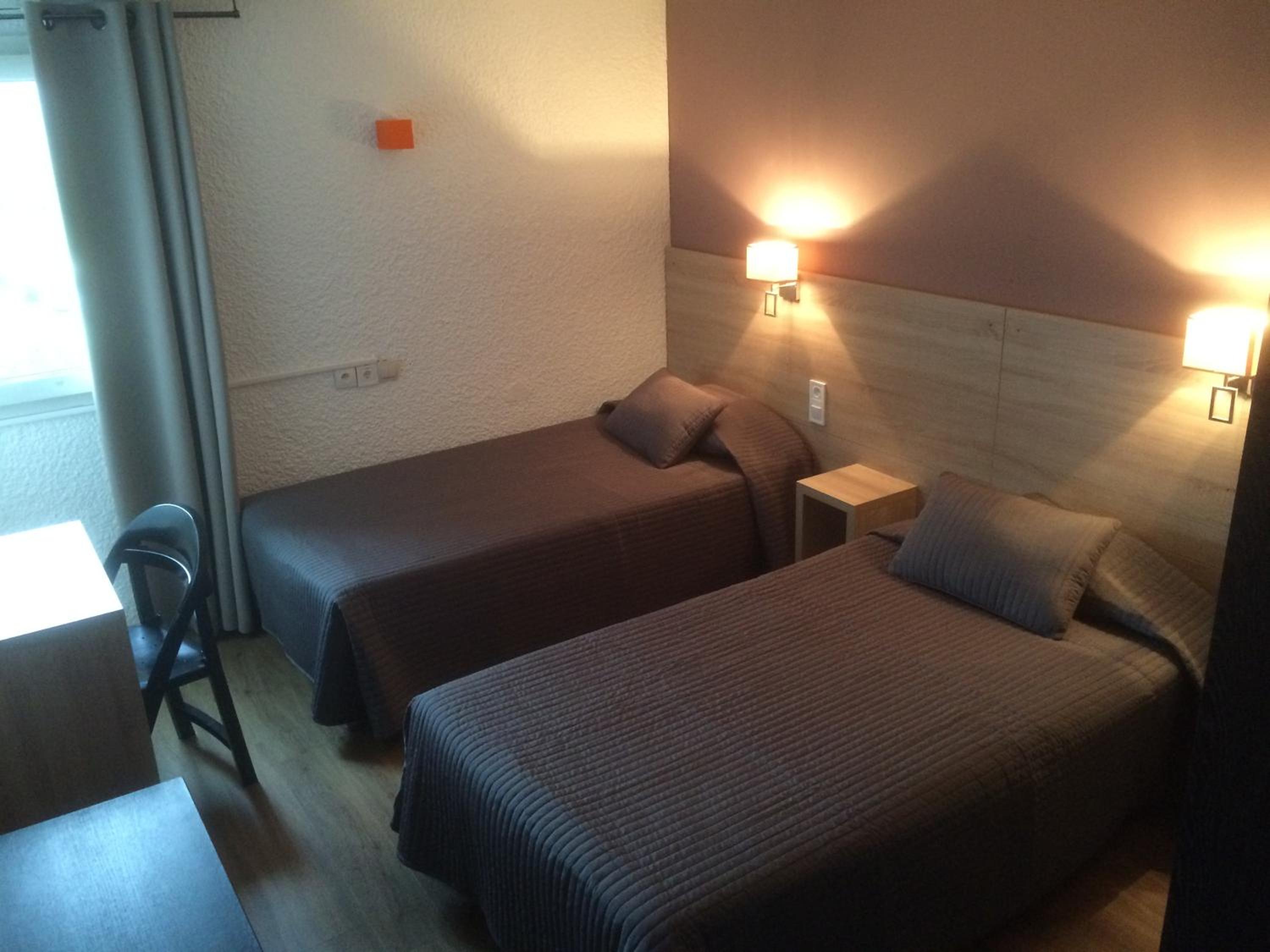 Standard Twin Room - Photo 4
