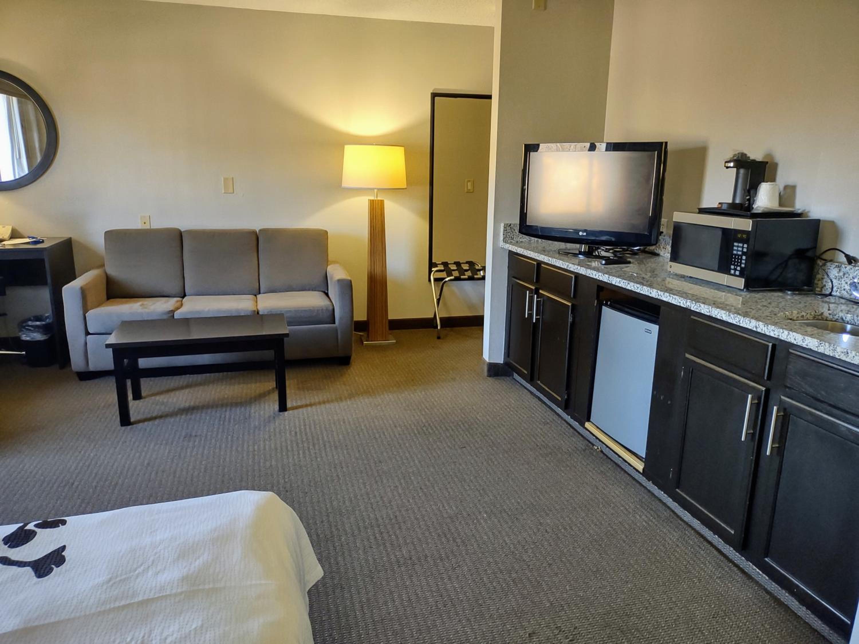 King Suite with Sofa Bed - Non Smoking - Photo 3