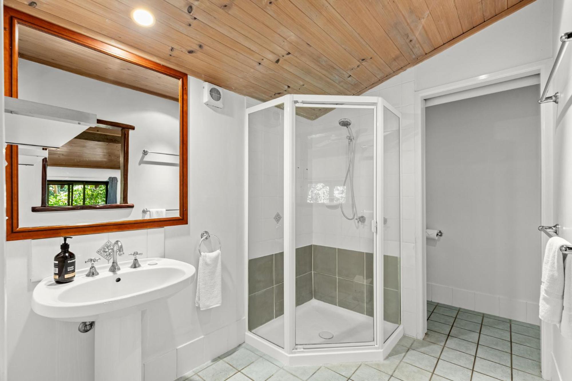 Rainforest Cottage with Indoor Spa photo 2