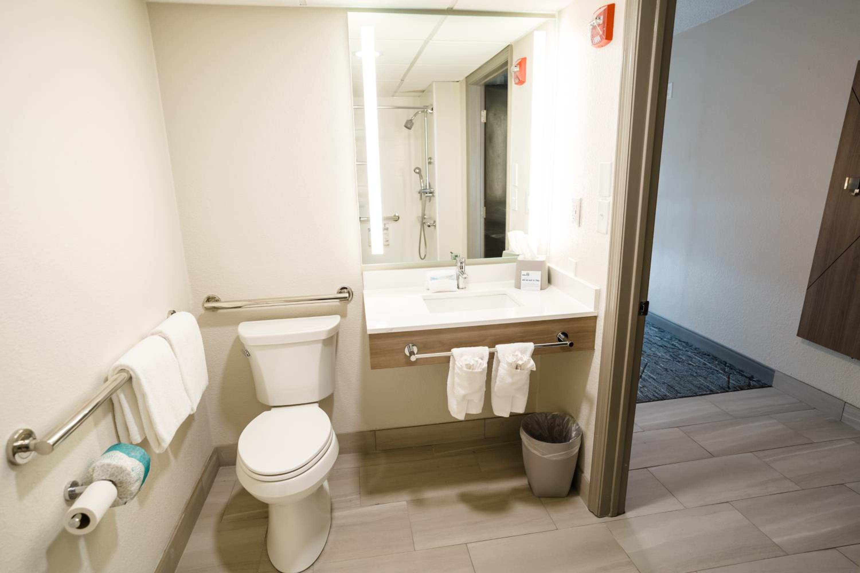 King Room - Mobility Access/Hearing Accessible - Photo 2