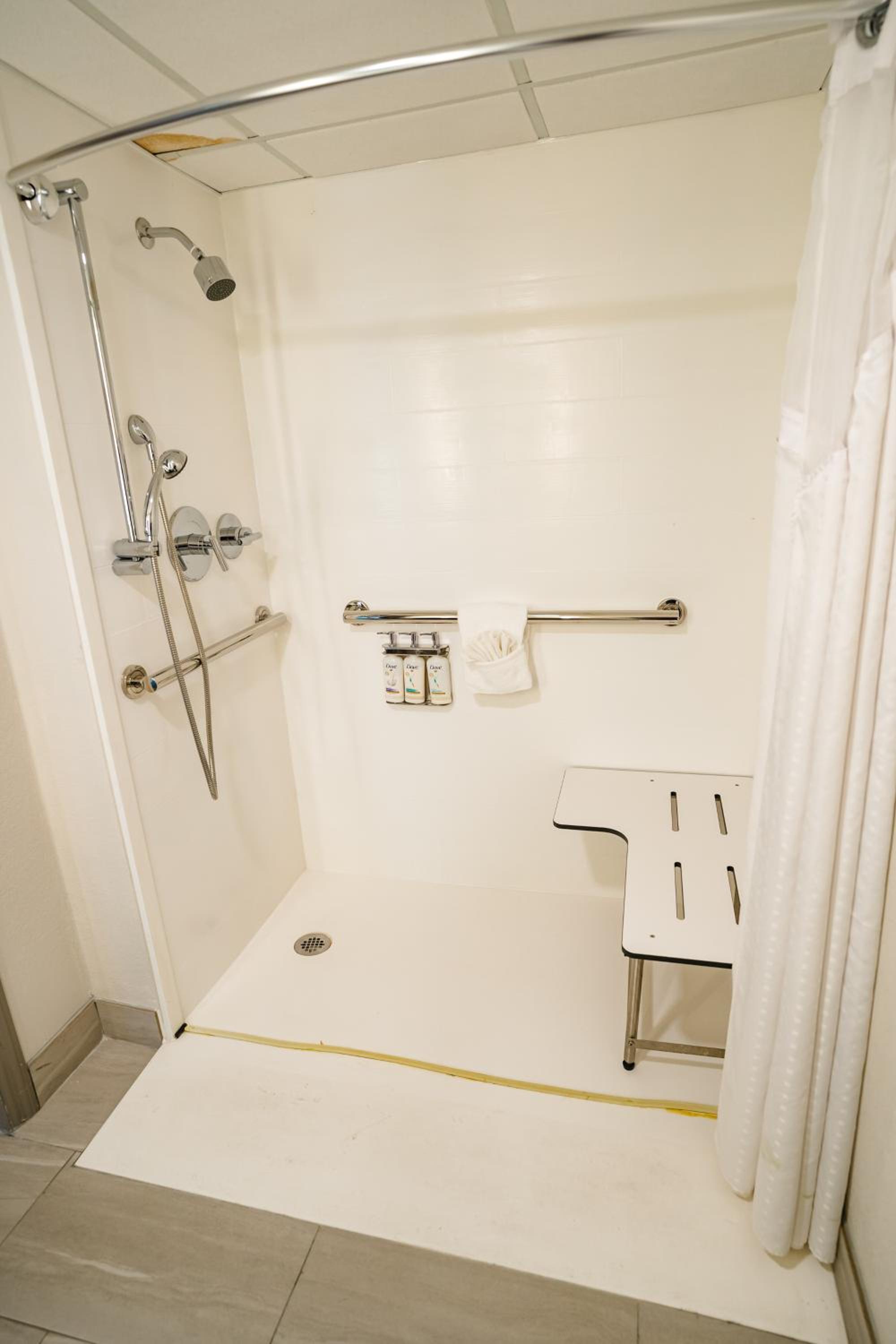 King Room - Mobility Access/Hearing Accessible - Photo 3