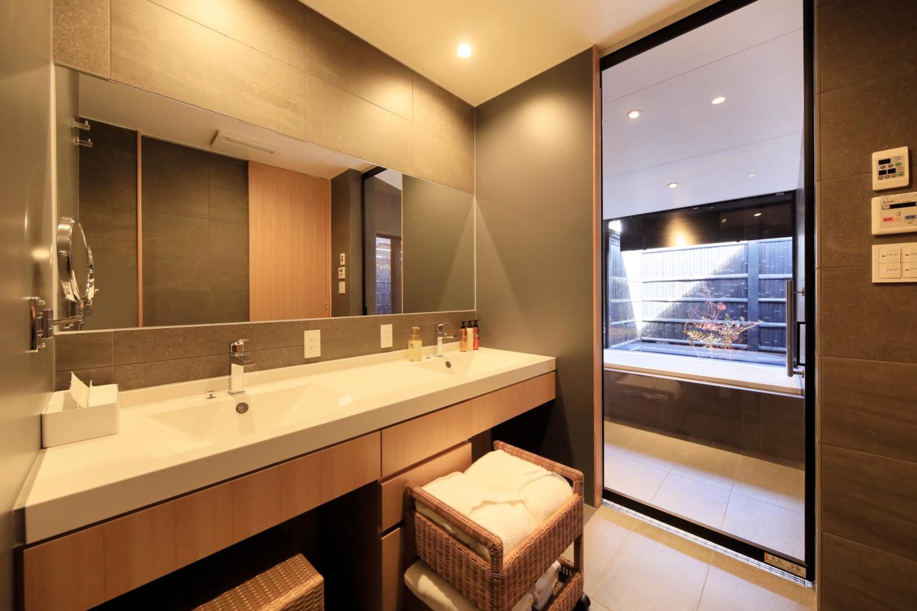 Deluxe Japanese Style Twin Room with Open-Air Bath photo 3