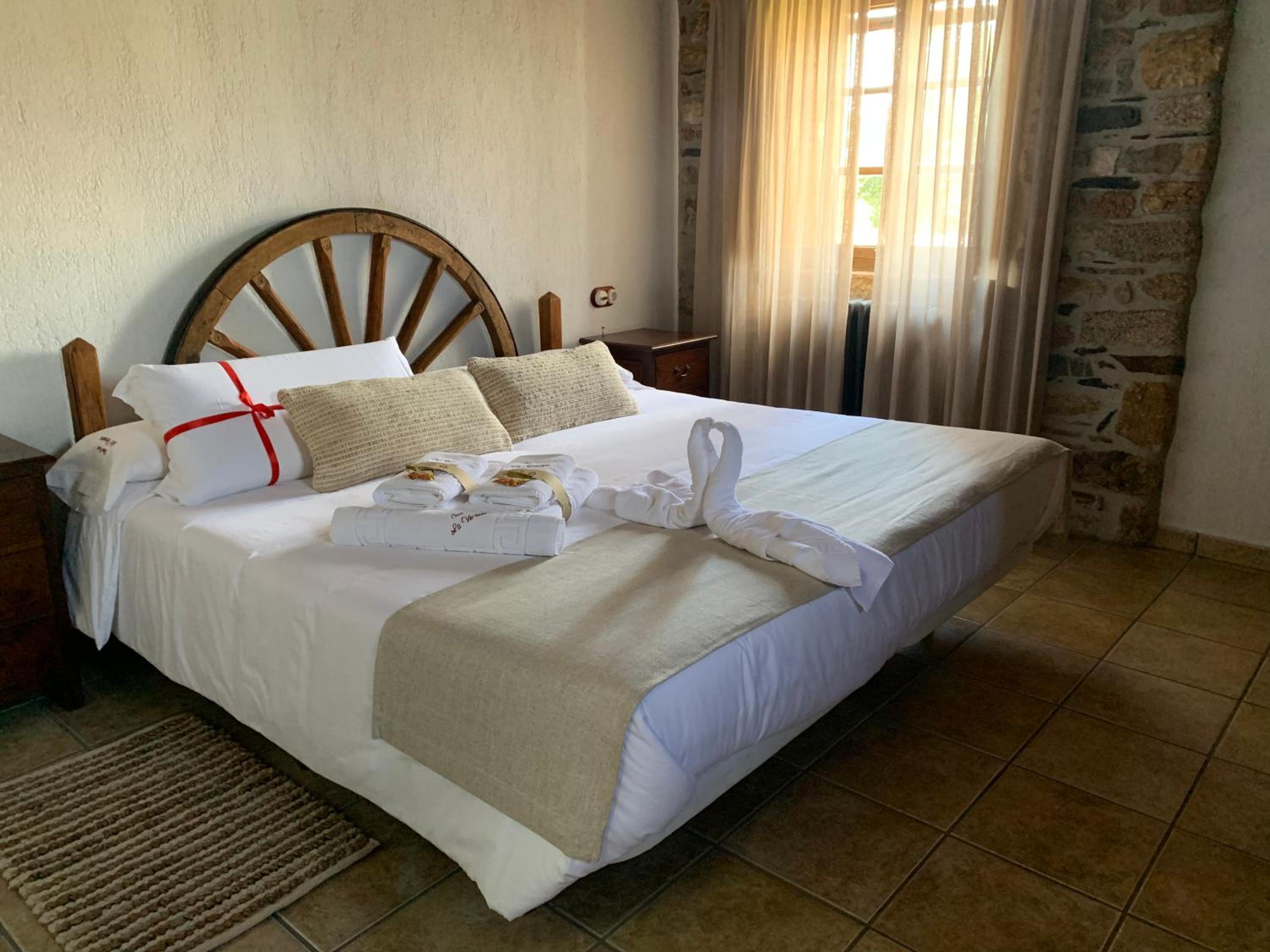 Habitación King con bañera de hidromasaje.