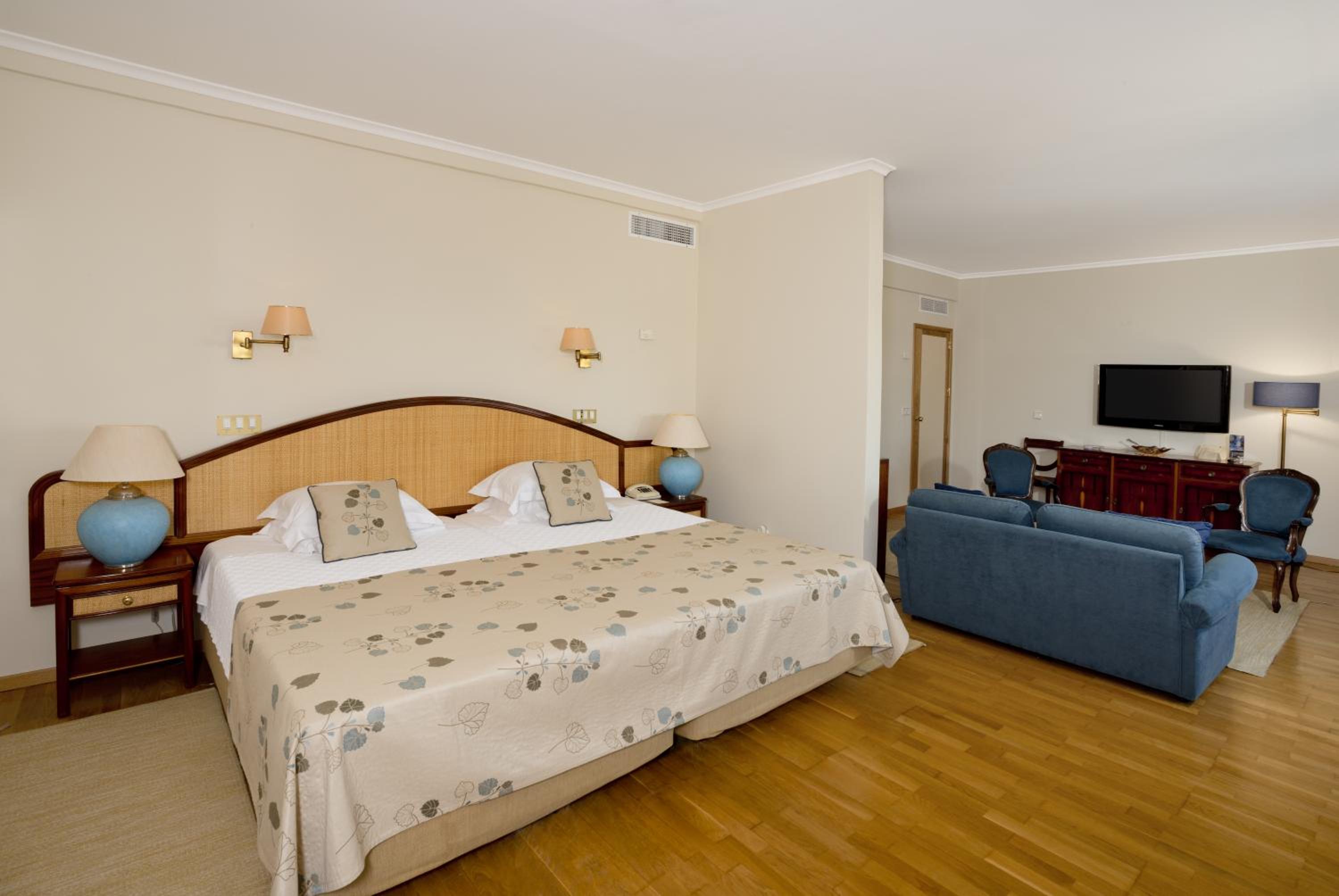 Deluxe Suite with Sea View (4 Adults) - Photo 10