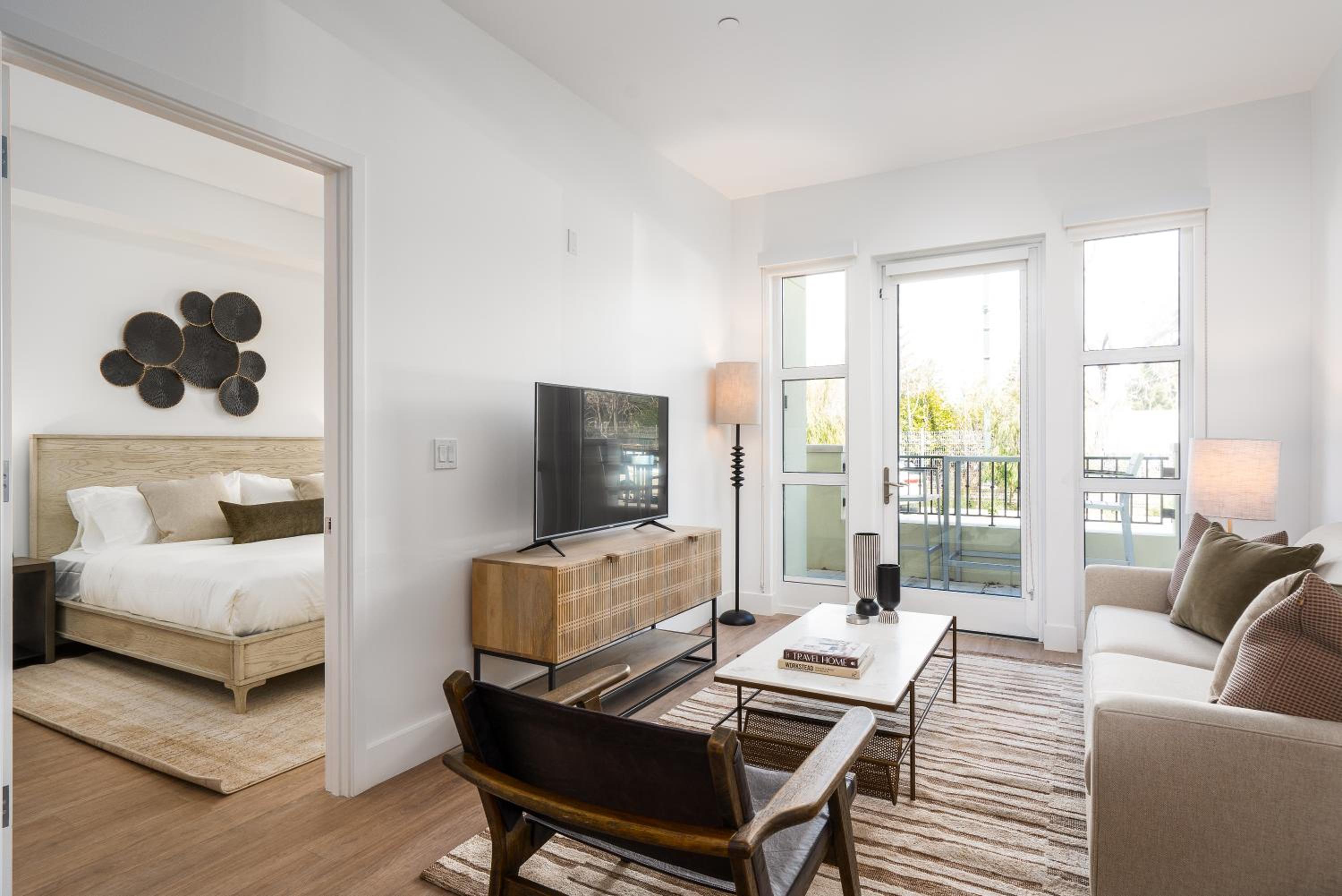 Caltrain-Facing, One Bedroom Apartment (Self Check-in with Virtual Front Desk) photo 1