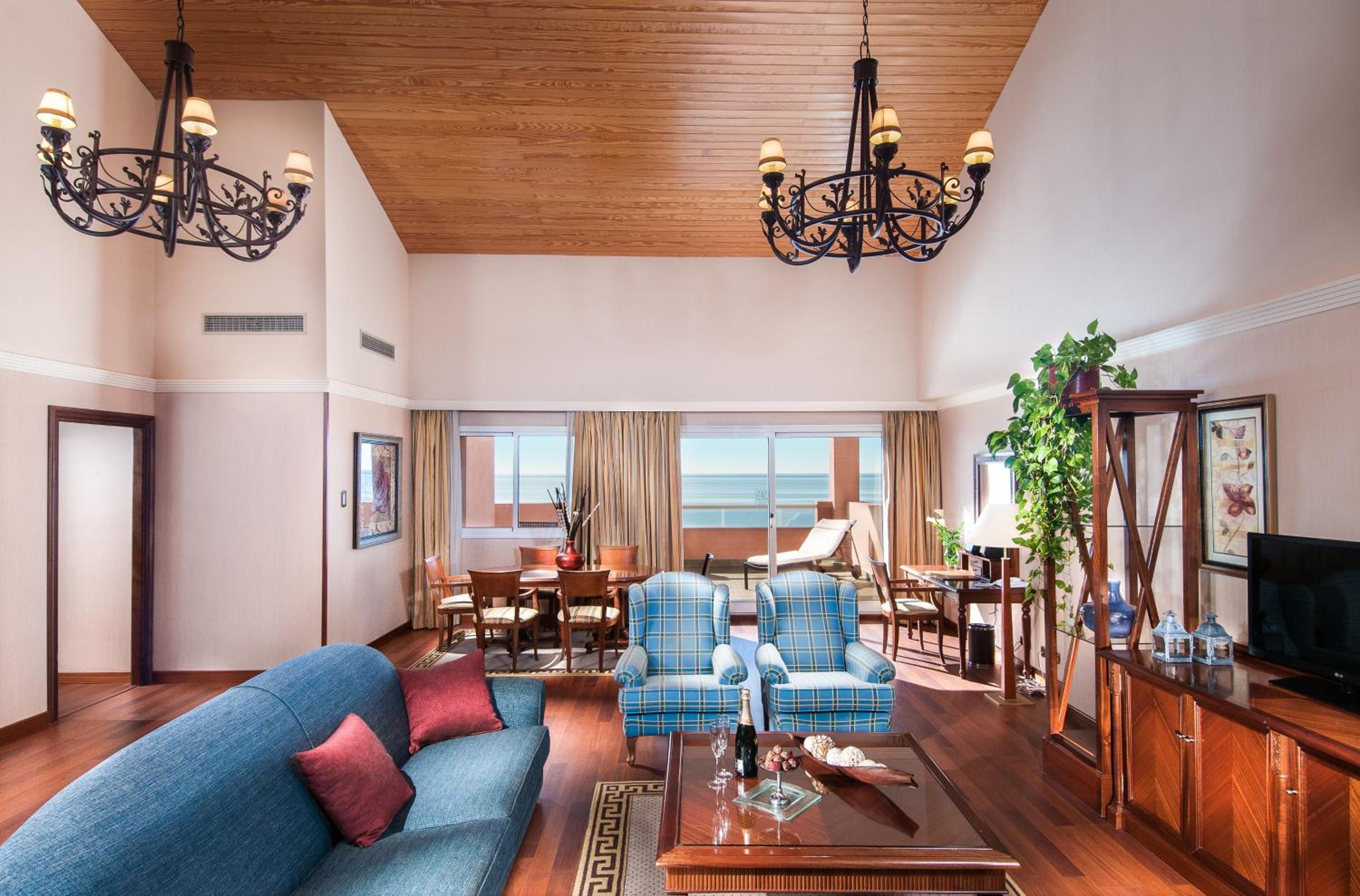 Suite Presidencial (4 adultos + 2 niños)