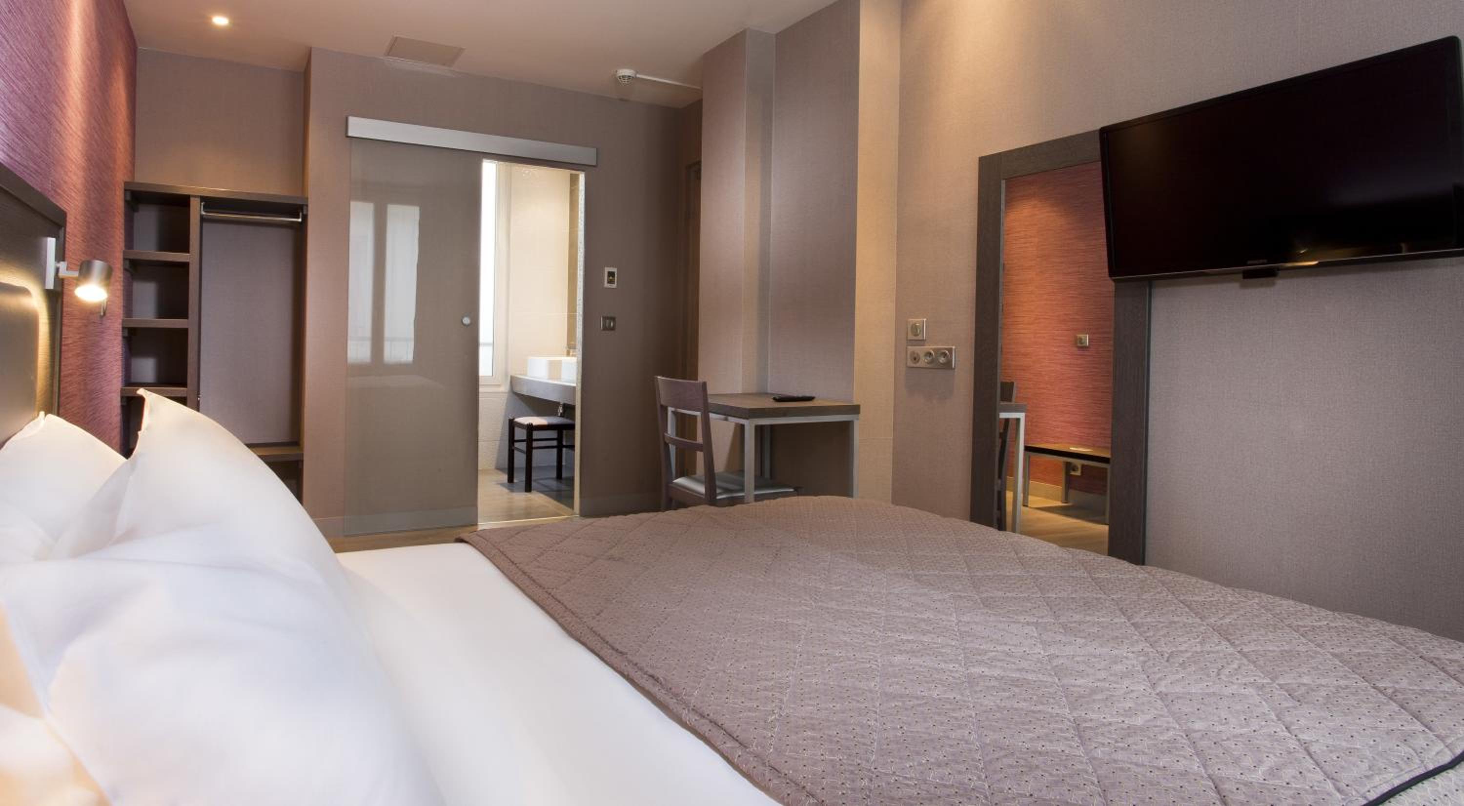 Superior Double Room thumbnail 5