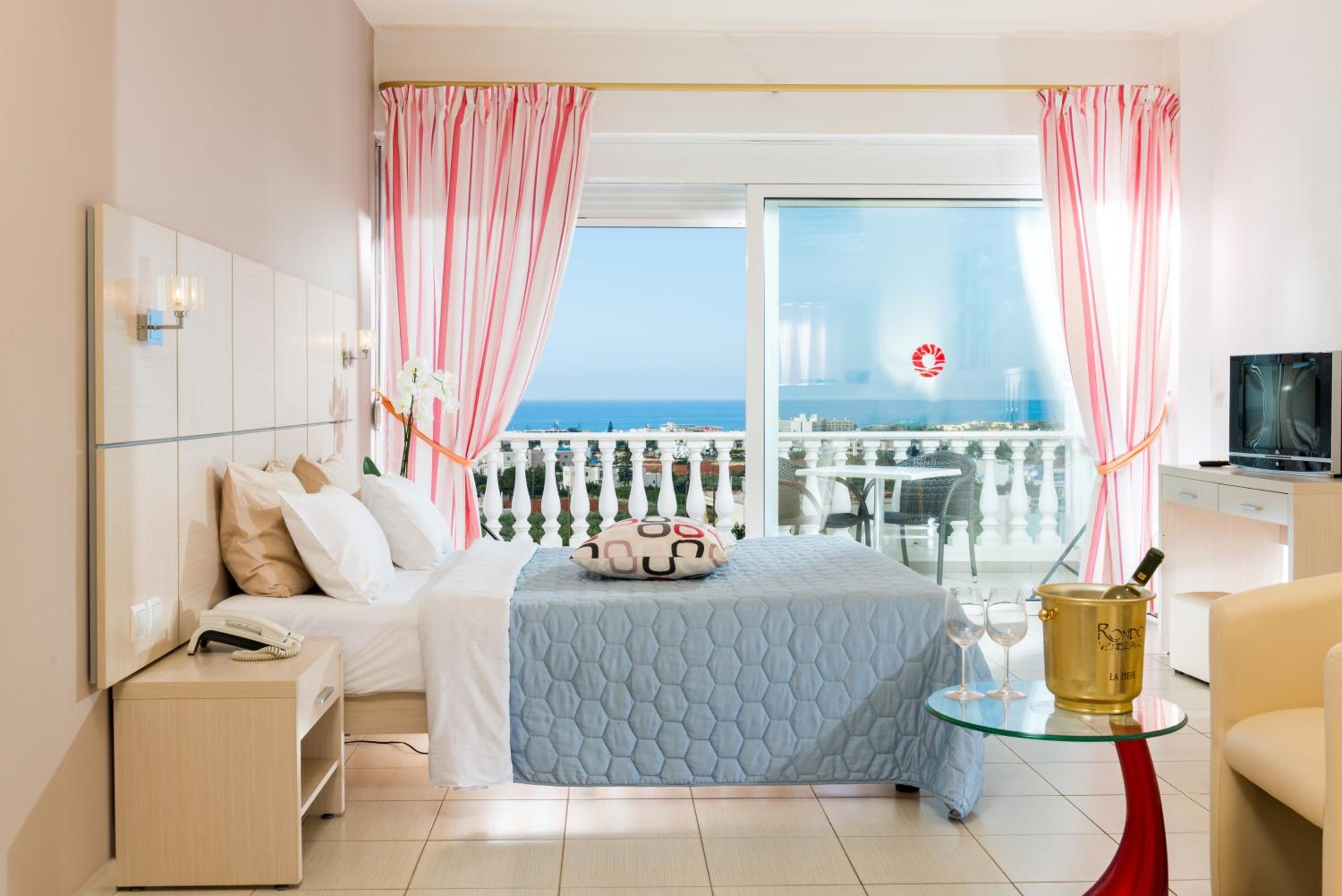 Superior Suite / Family Room - Photo 3