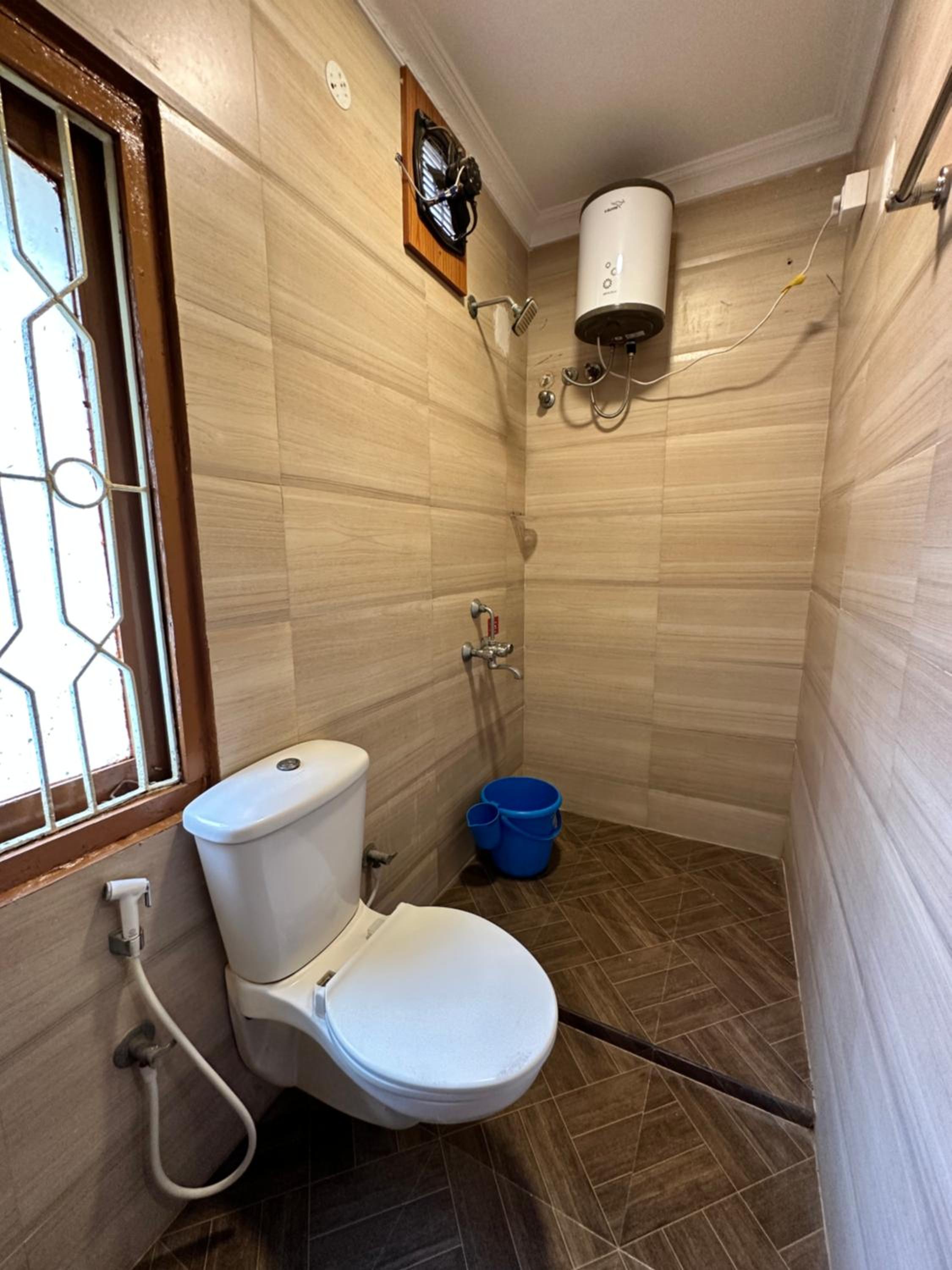 Quadruple Room with Bathroom - Photo 2