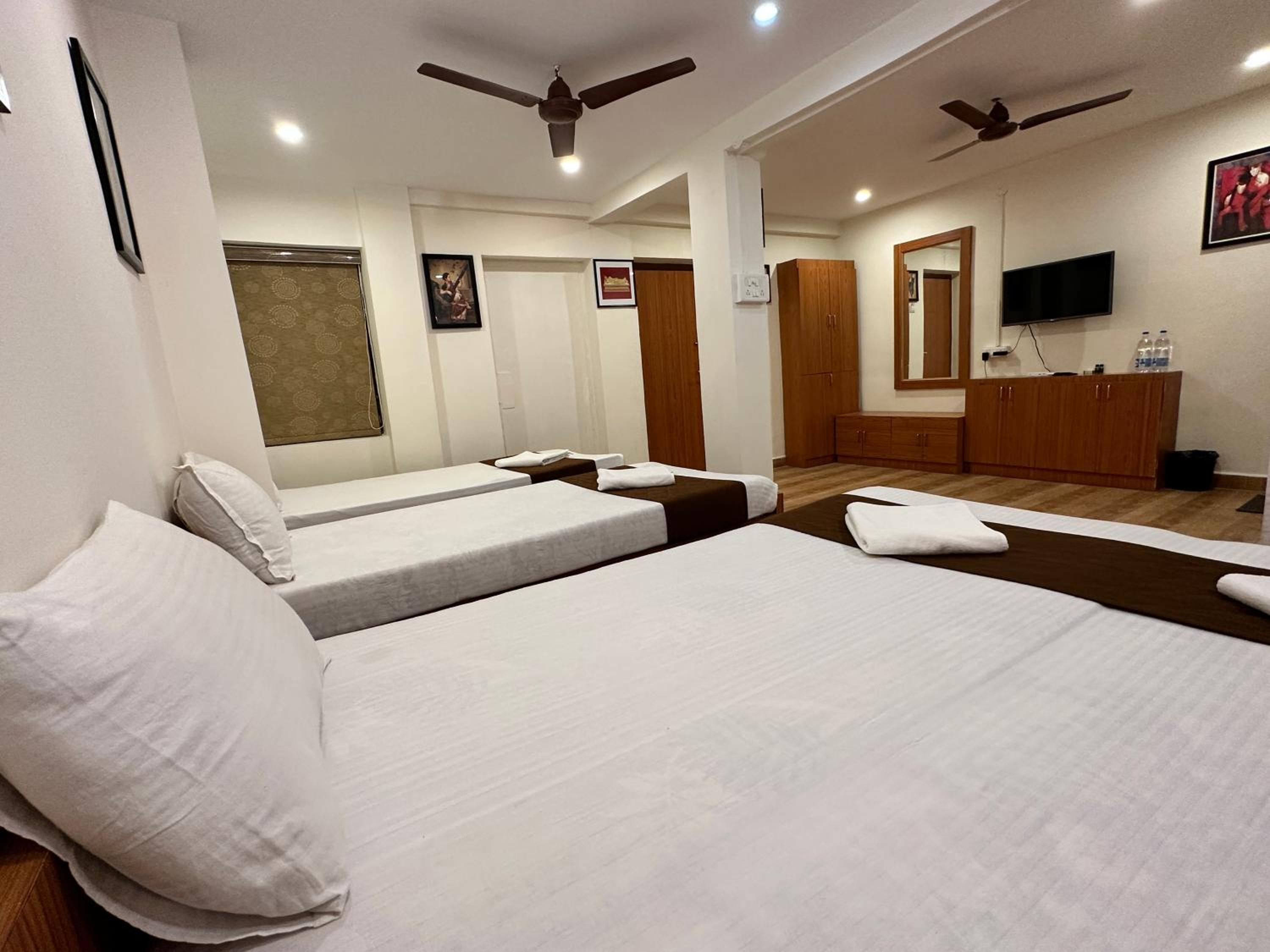 Quadruple Room with Bathroom - Photo 5