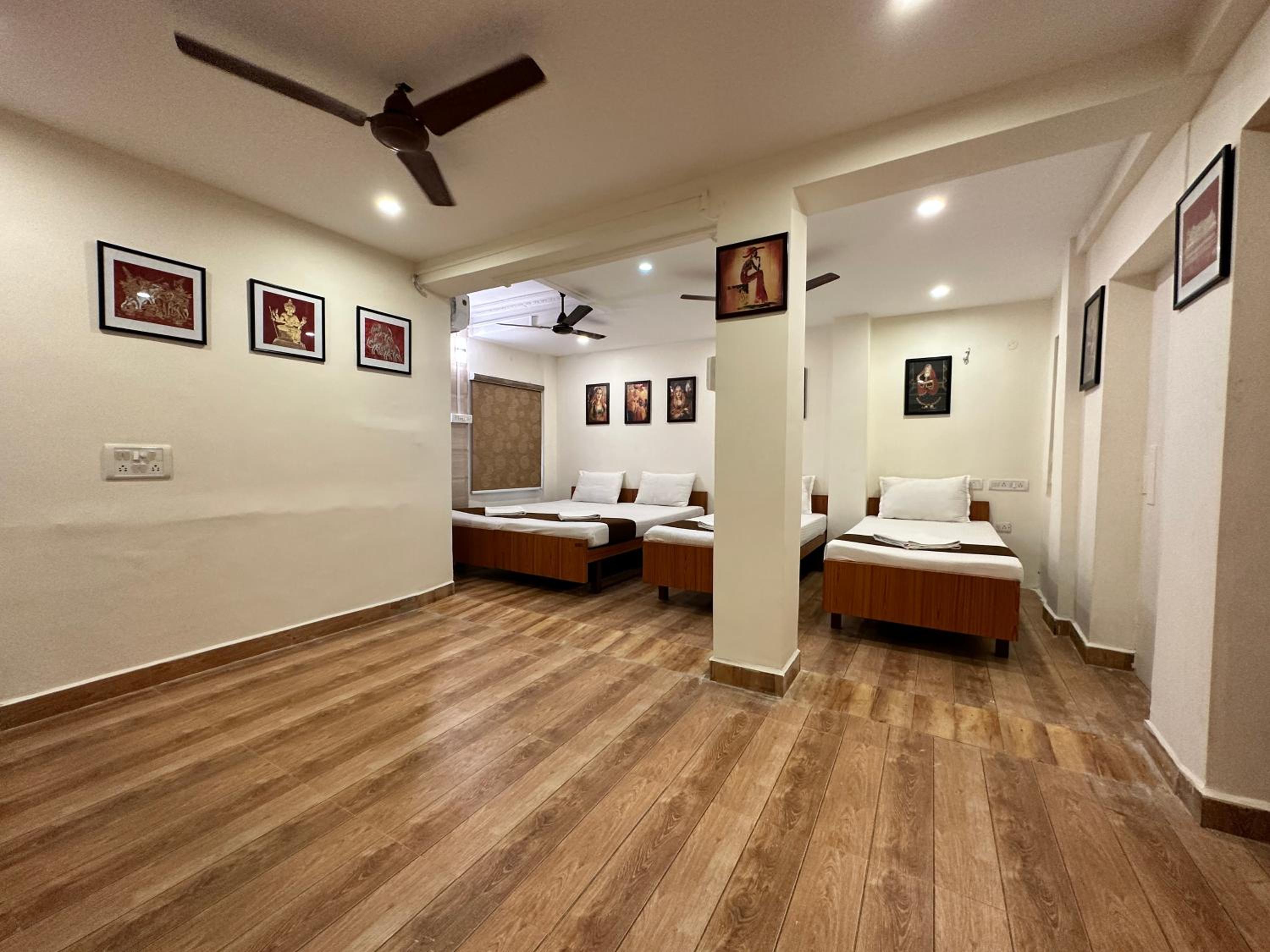 Quadruple Room with Bathroom - Photo 4