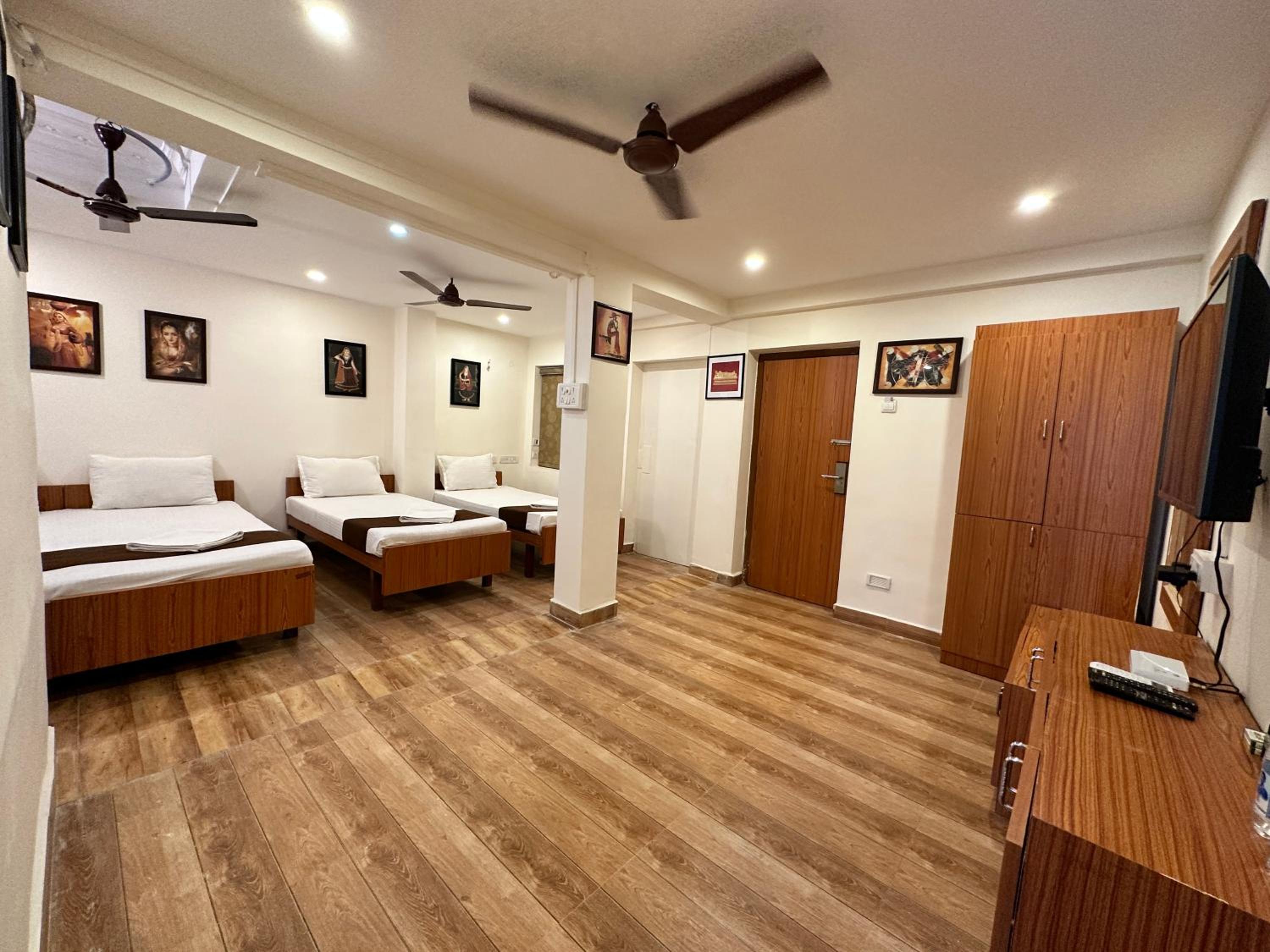 Quadruple Room with Bathroom - Photo 3