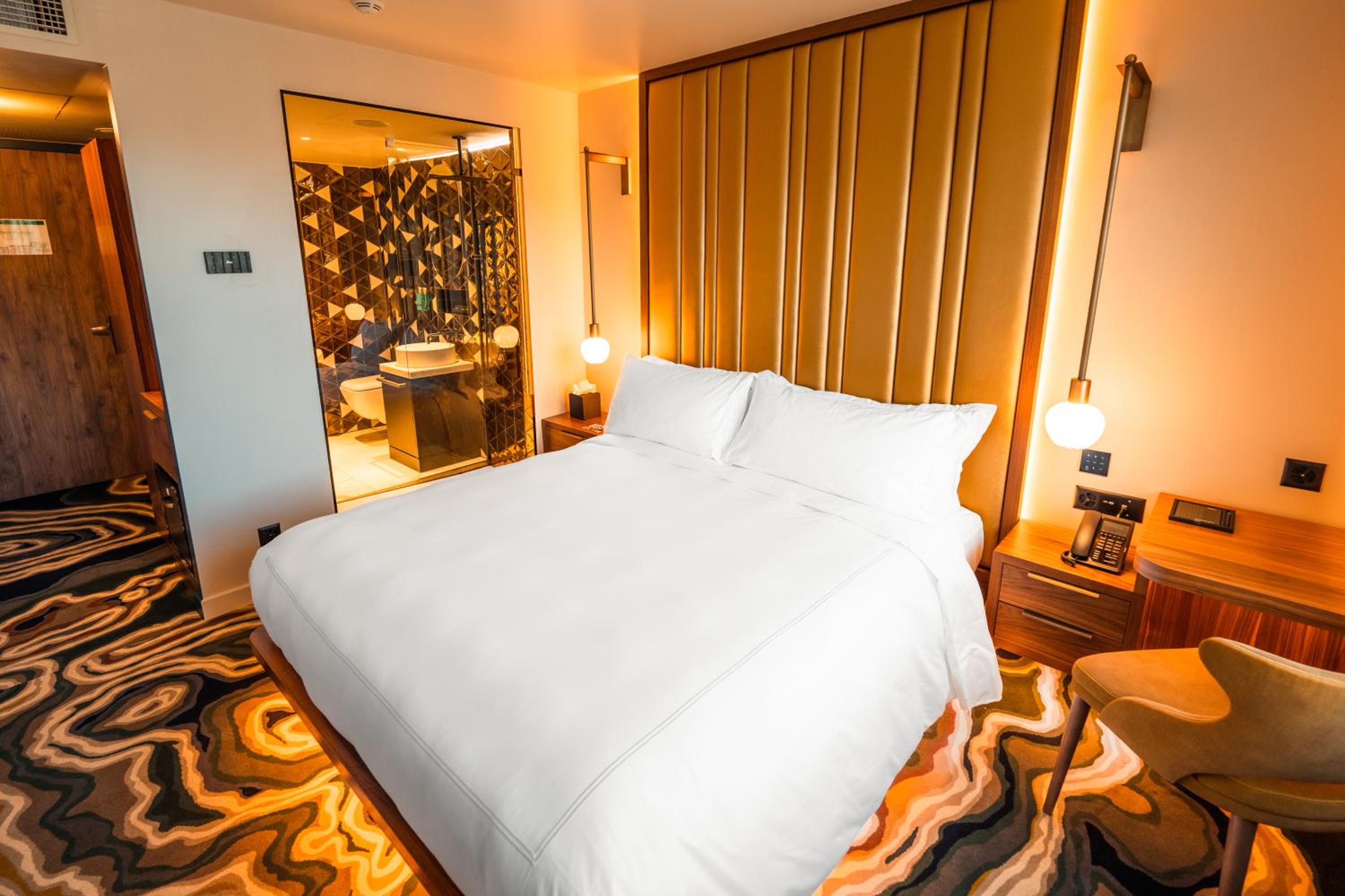 3 BED | Luxe Connecting Rooms w/Balcony thumbnail 6