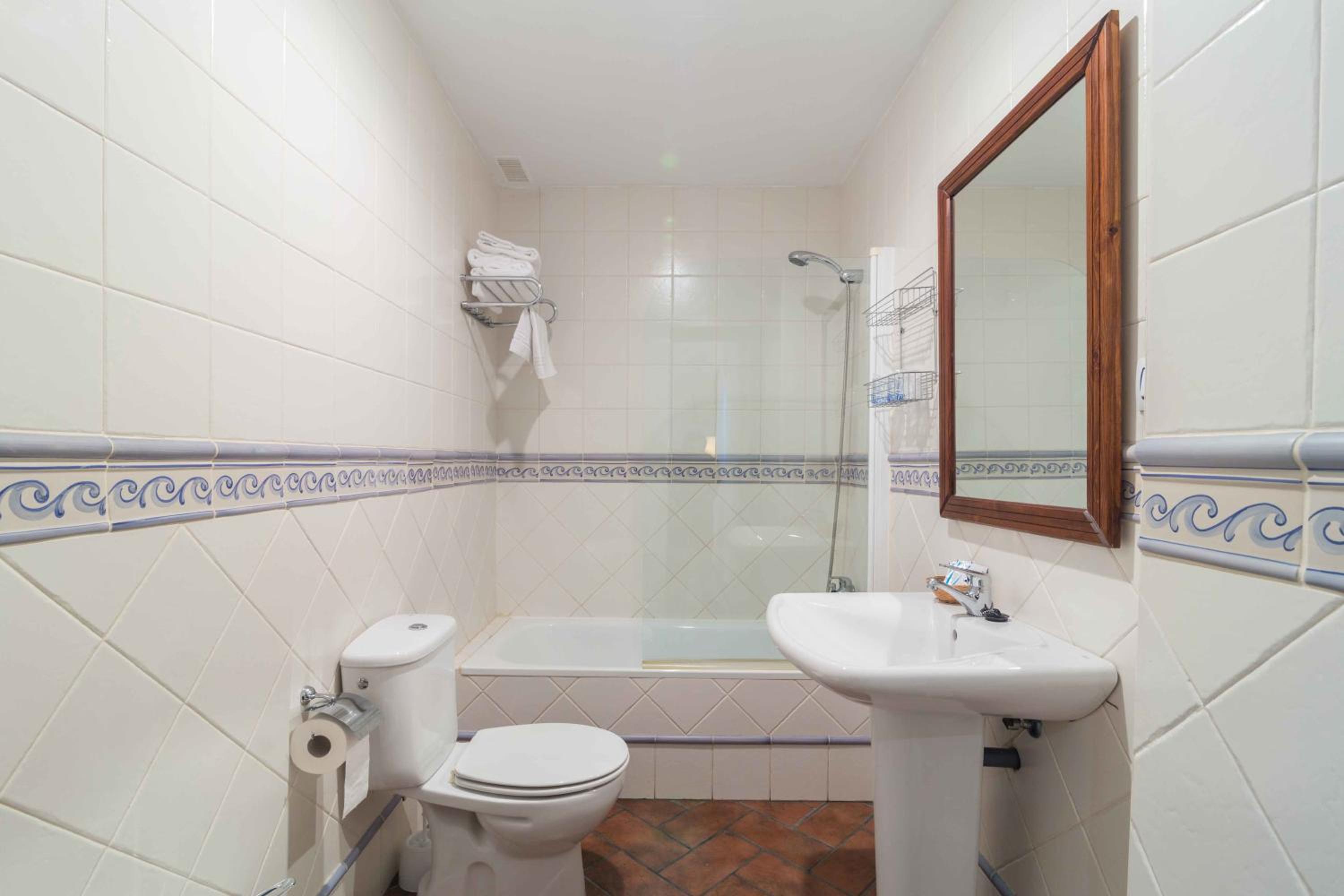 Double or Twin Room - Photo 12