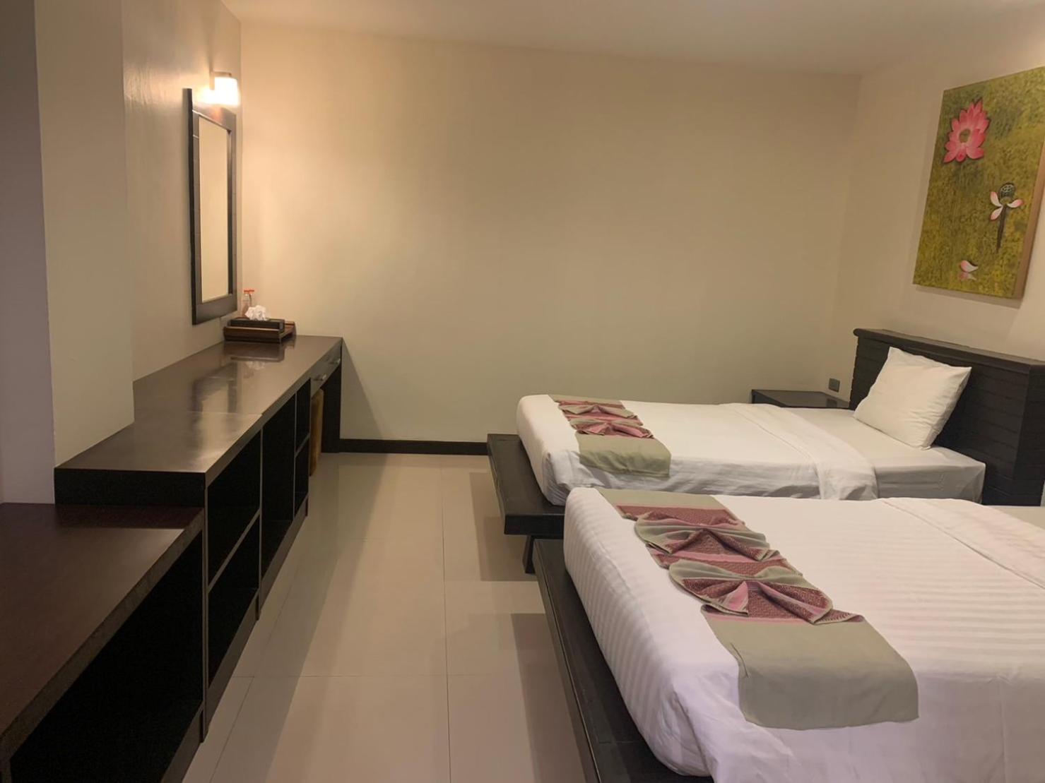Standard Twin Room - No window photo 3
