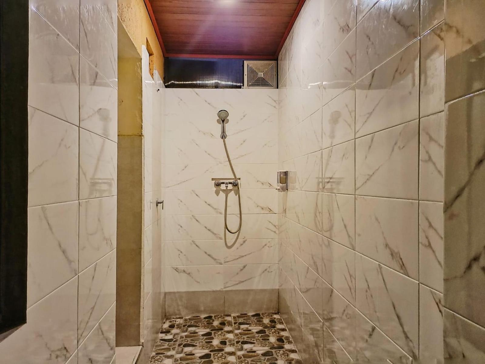 Shocking Deal- Double Room AC with Terrace - Photo 12